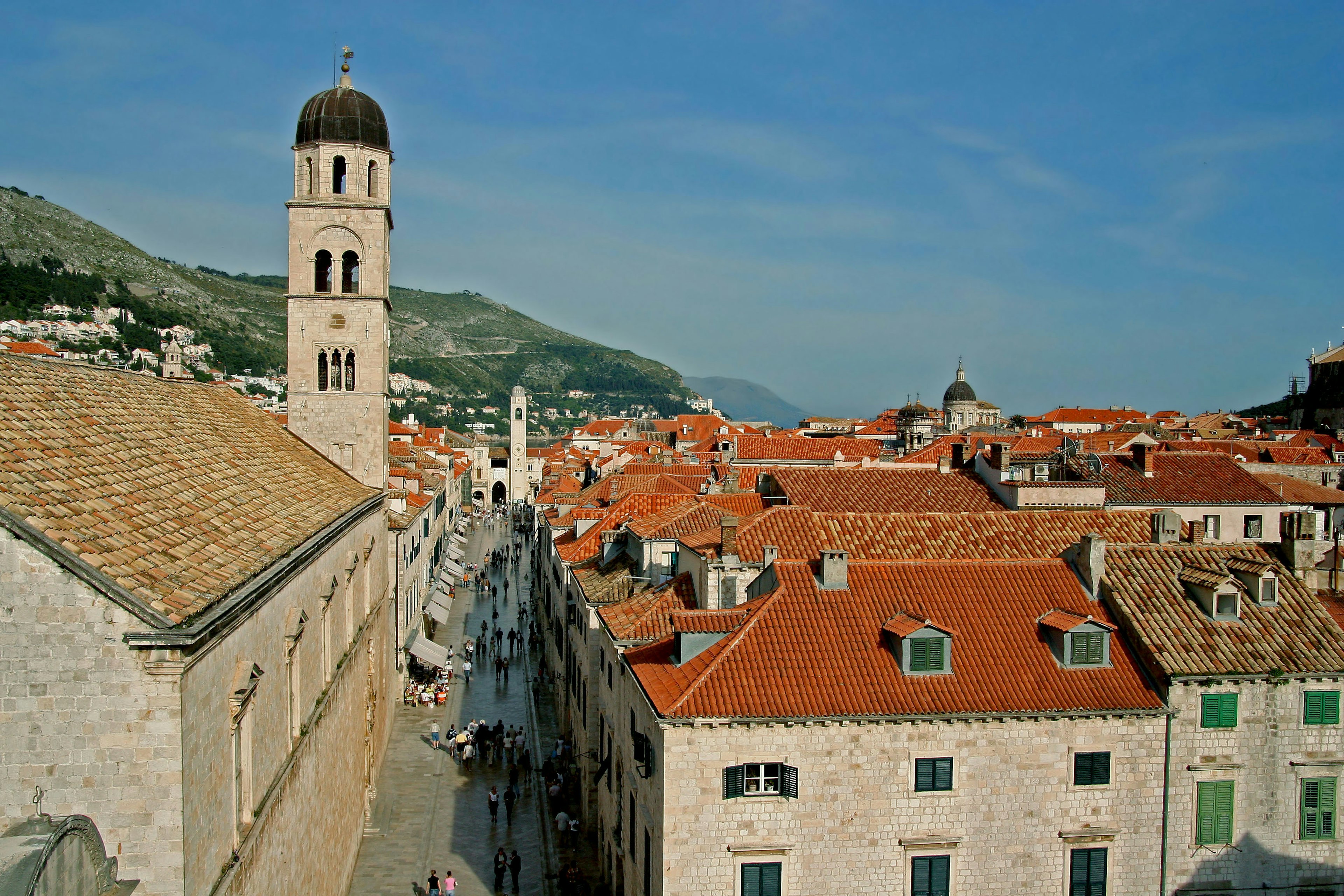 Cảnh quan mái nhà và tháp chuông của phố cổ Dubrovnik