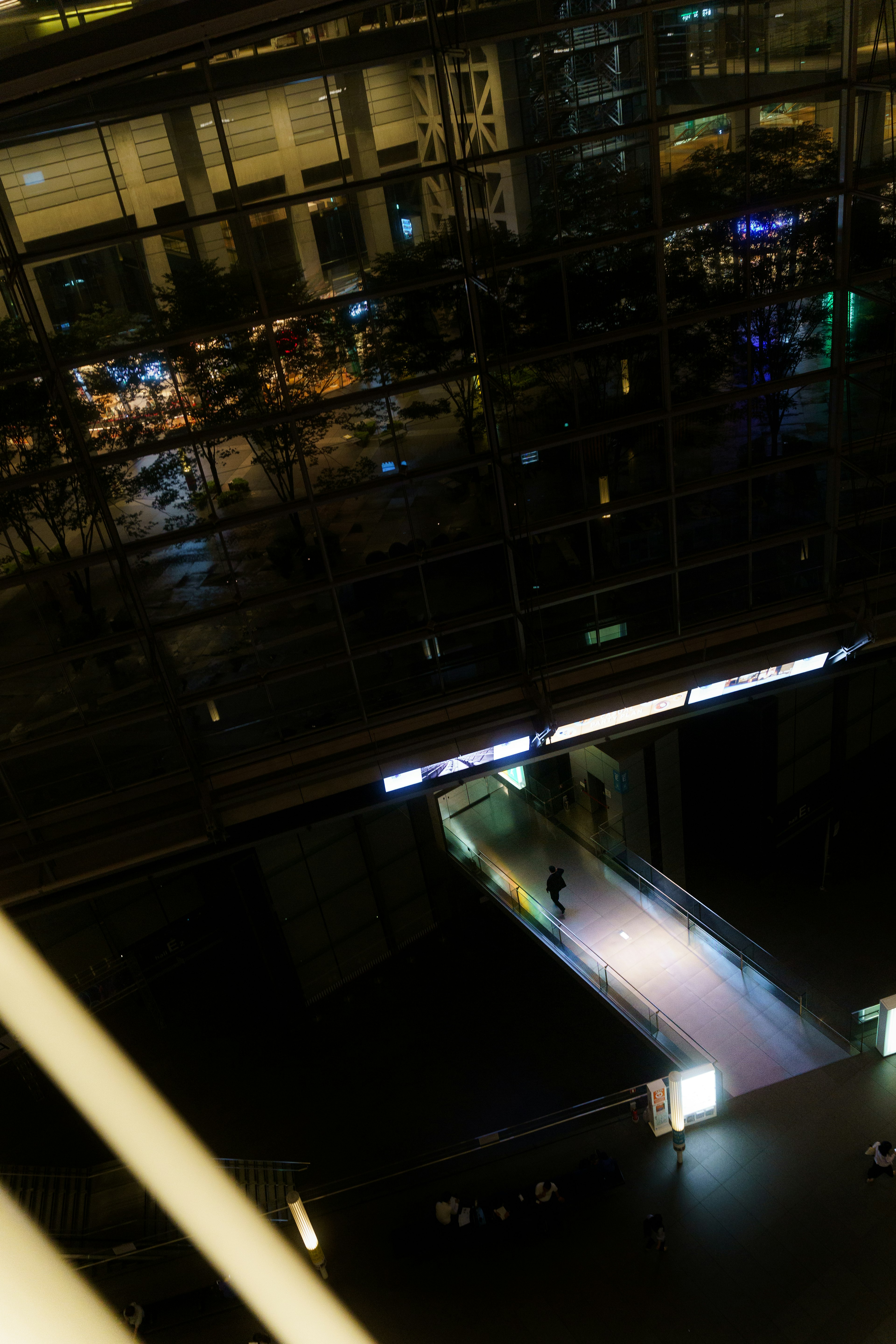 Intérieur d'un aéroport avec un chemin éclairé et une silhouette d'une personne