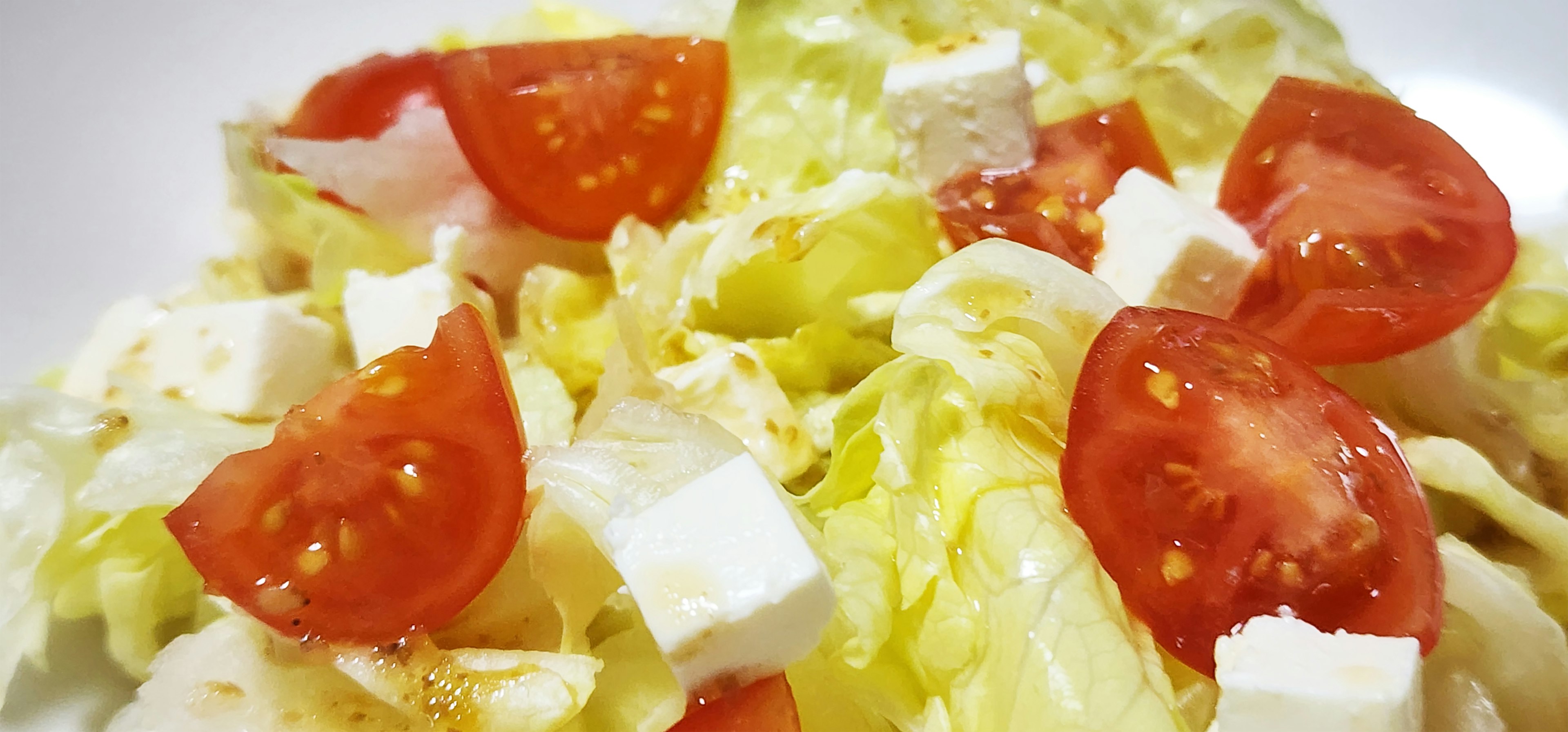 Ensalada de lechuga y tomate fresco con queso feta