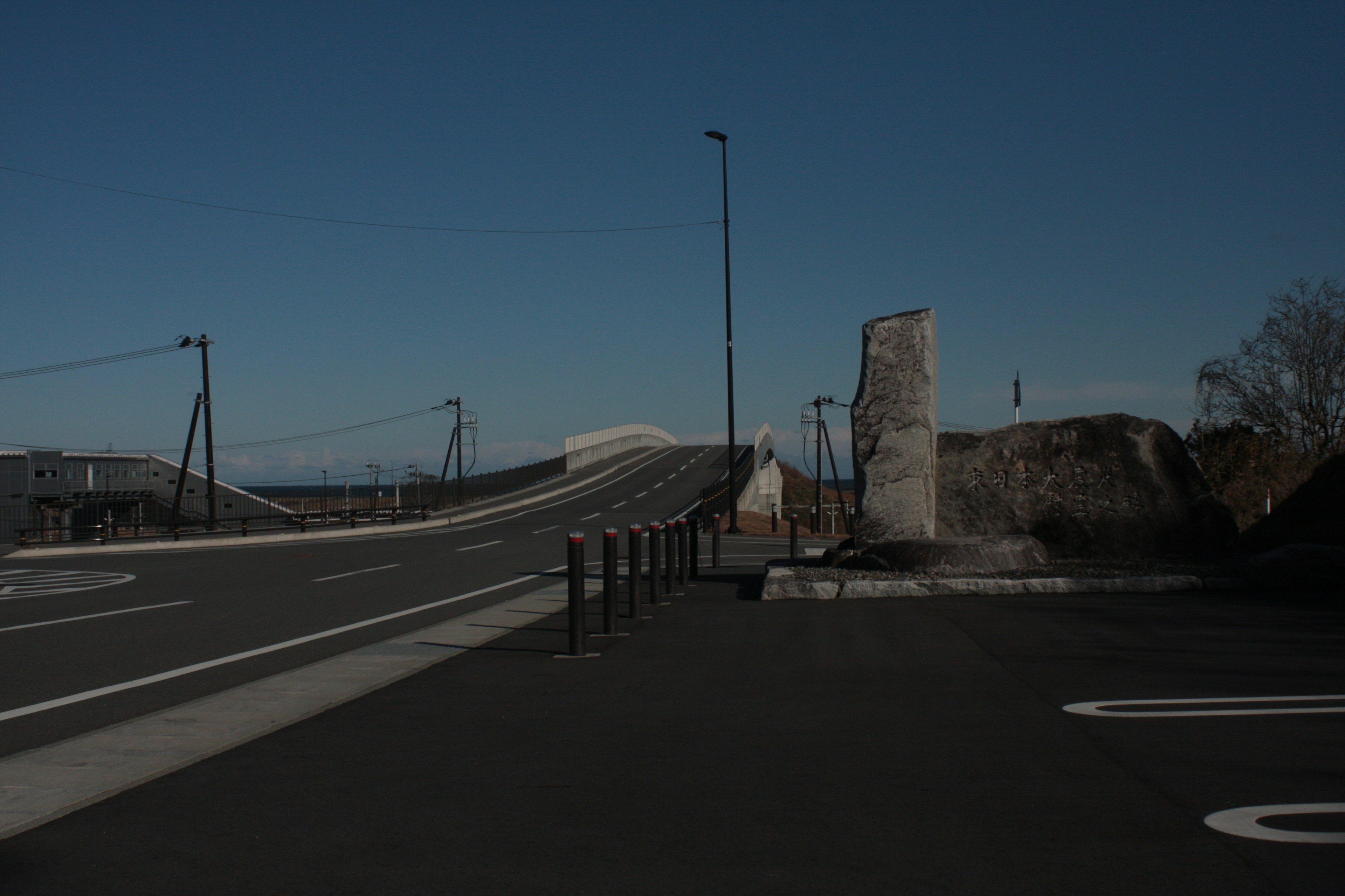 Paysage avec route et monument sous un ciel bleu clair