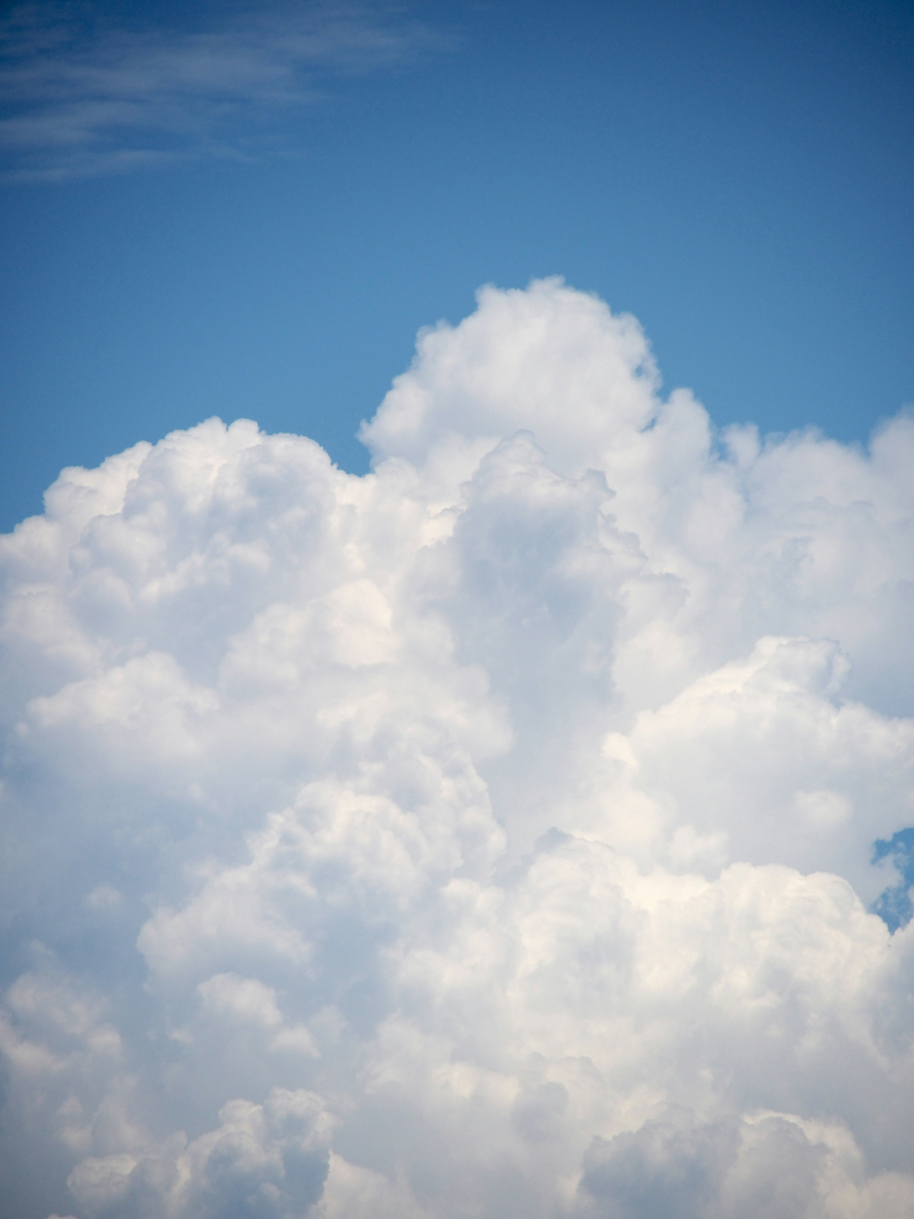 Nuages blancs duveteux contre un ciel bleu clair