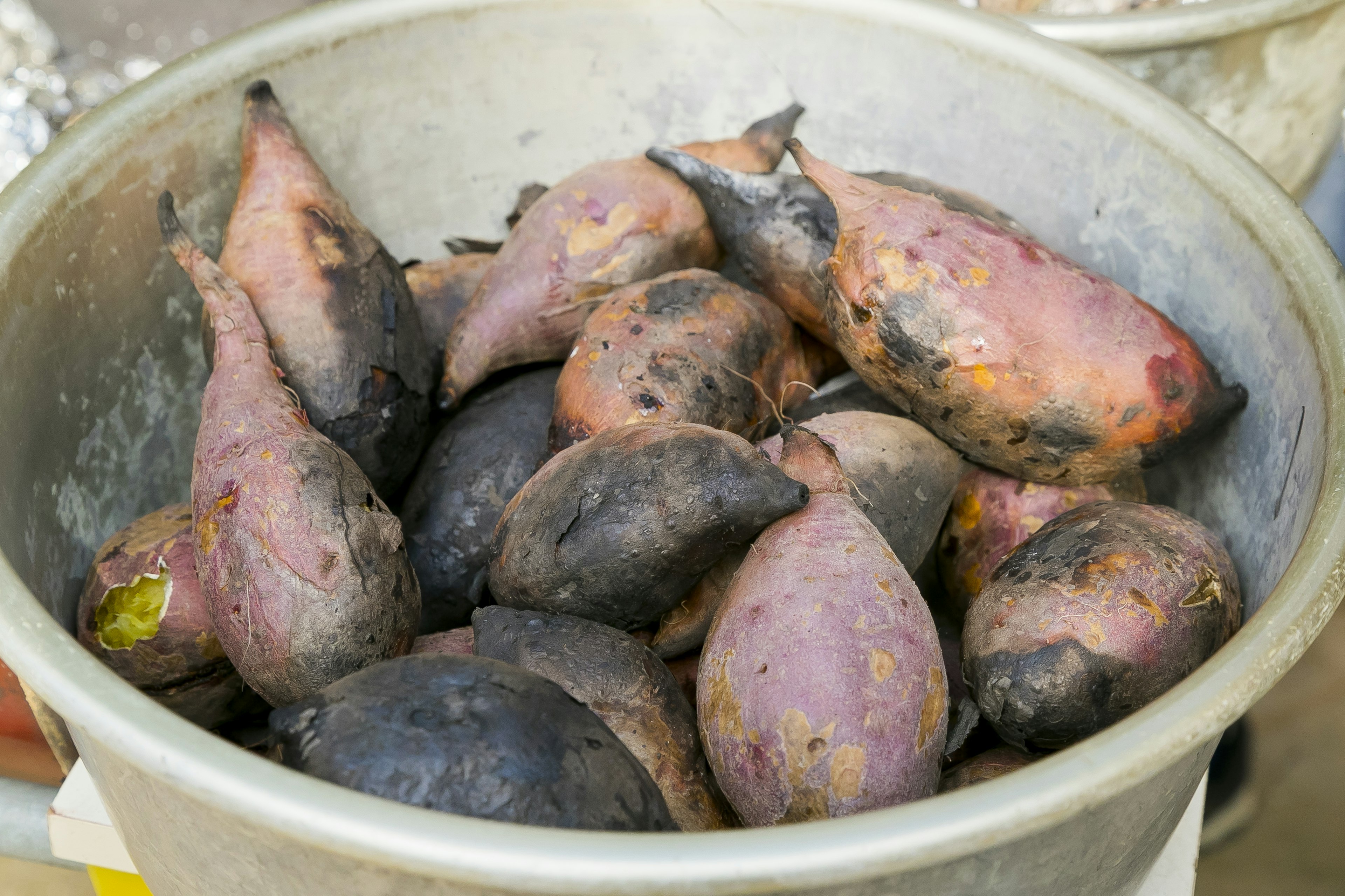 Un bol en métal rempli de patates douces