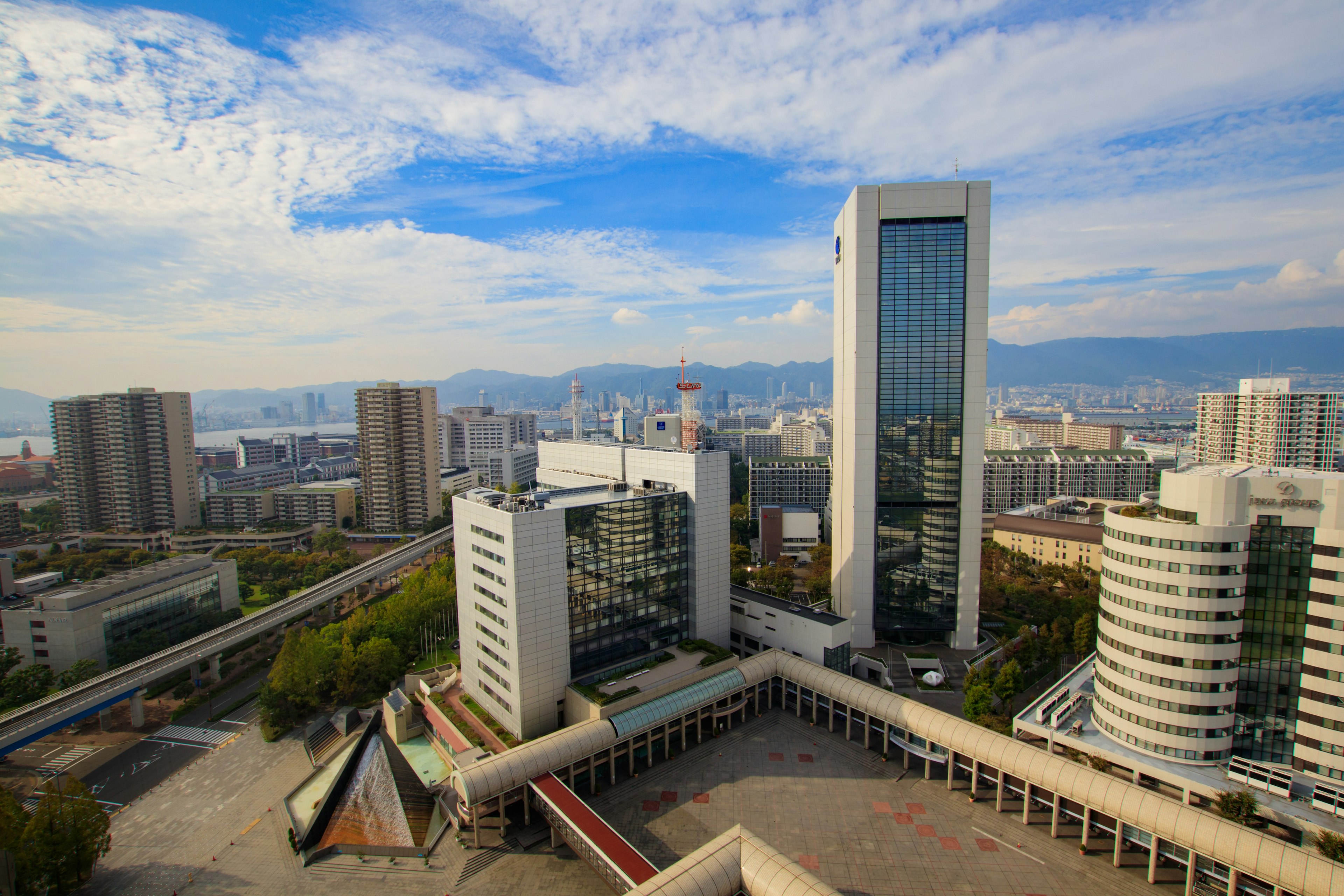 Pemandangan udara gedung pencakar langit modern di bawah langit biru