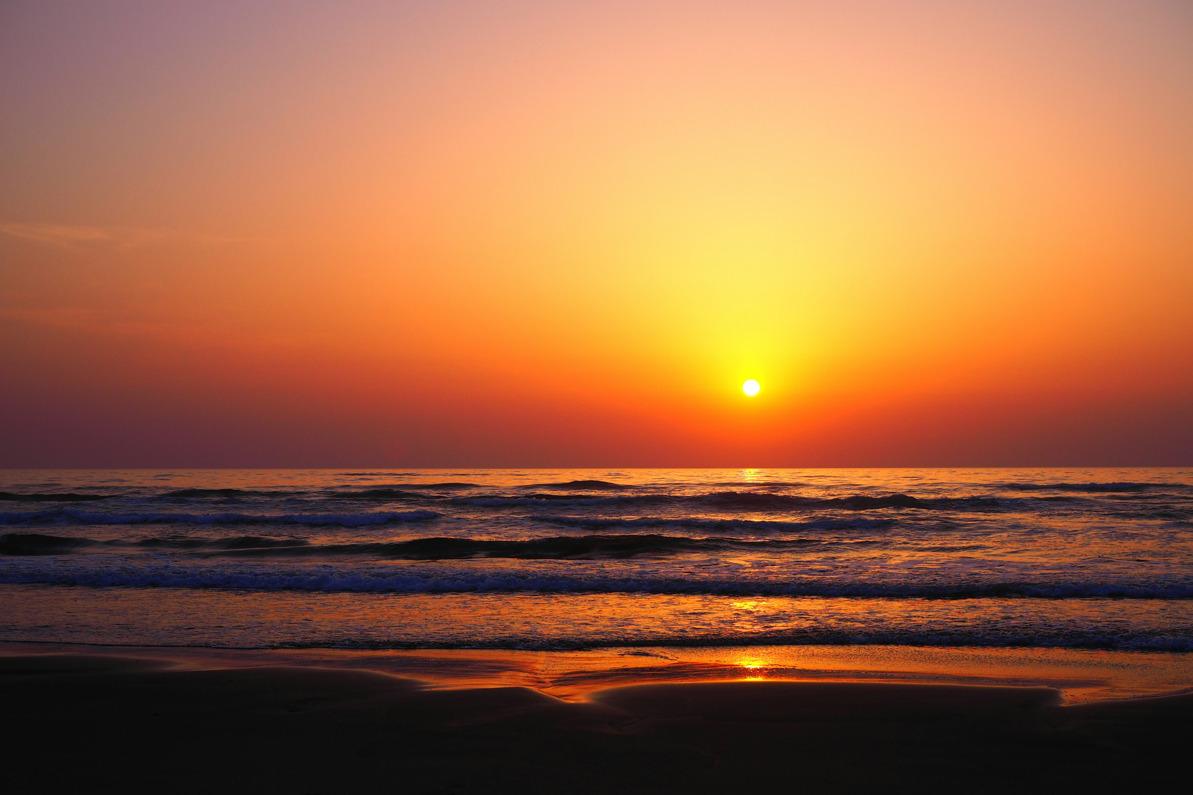 Superbe coucher de soleil sur l'océan avec ciel orange et violet