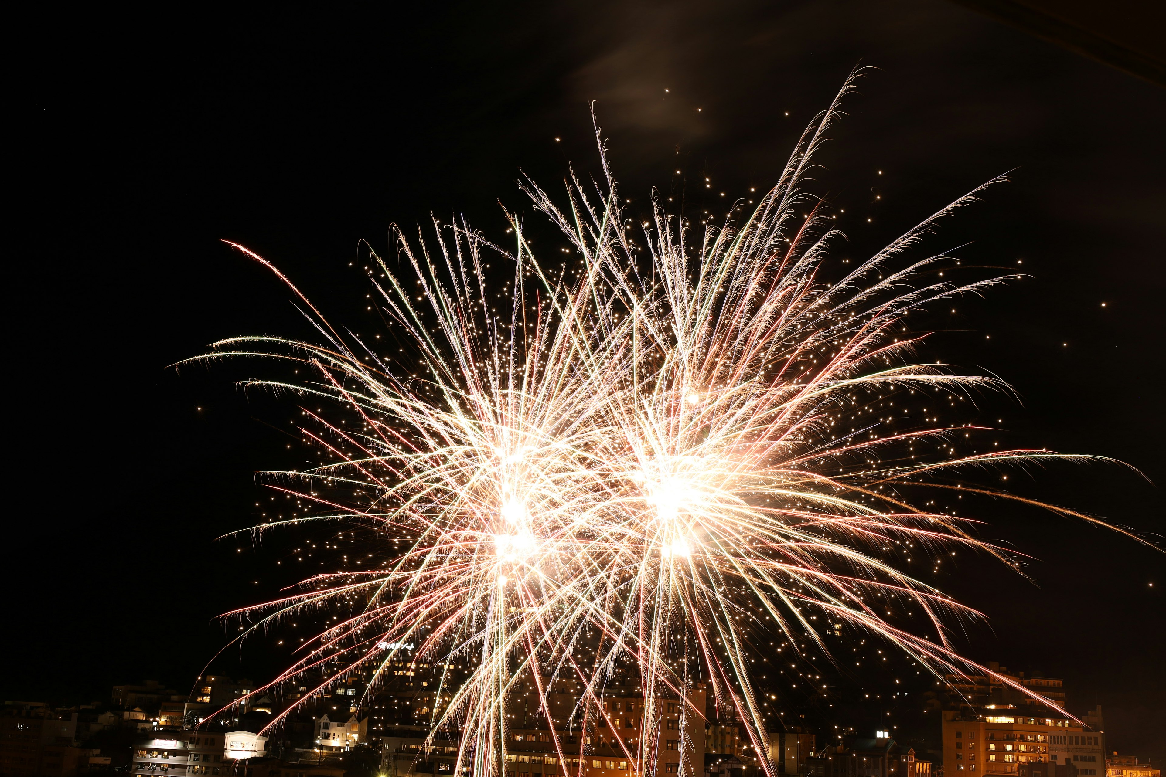 Un bellissimo spettacolo di fuochi d'artificio che illumina il cielo notturno