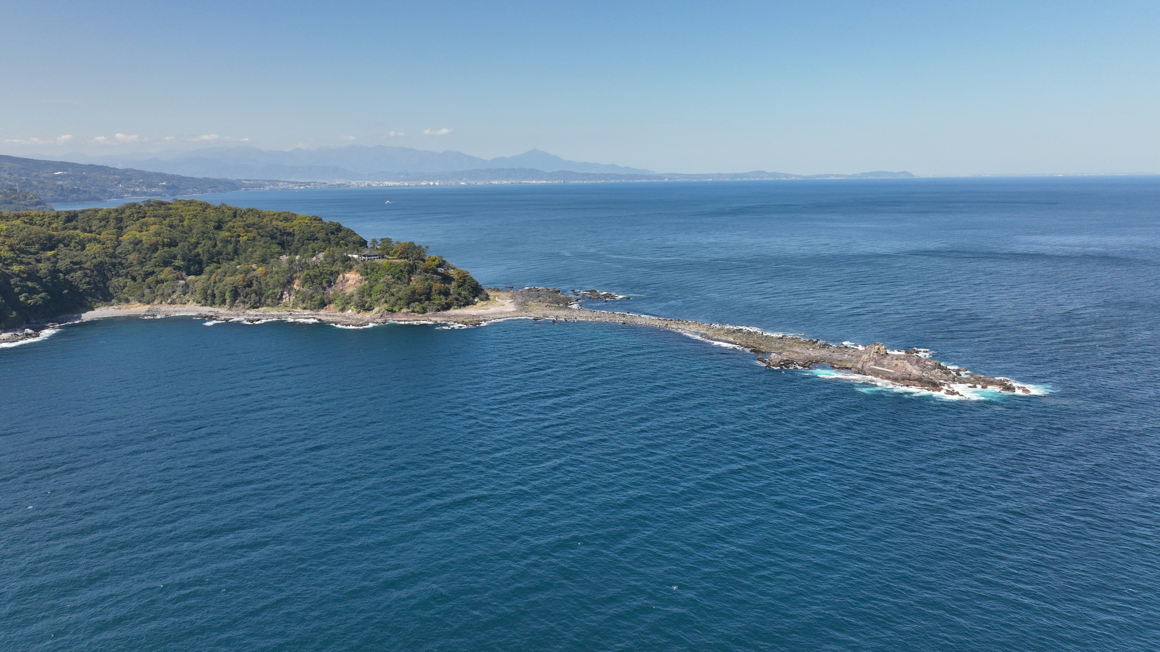 美丽的海岸线，蓝色海水和岩石