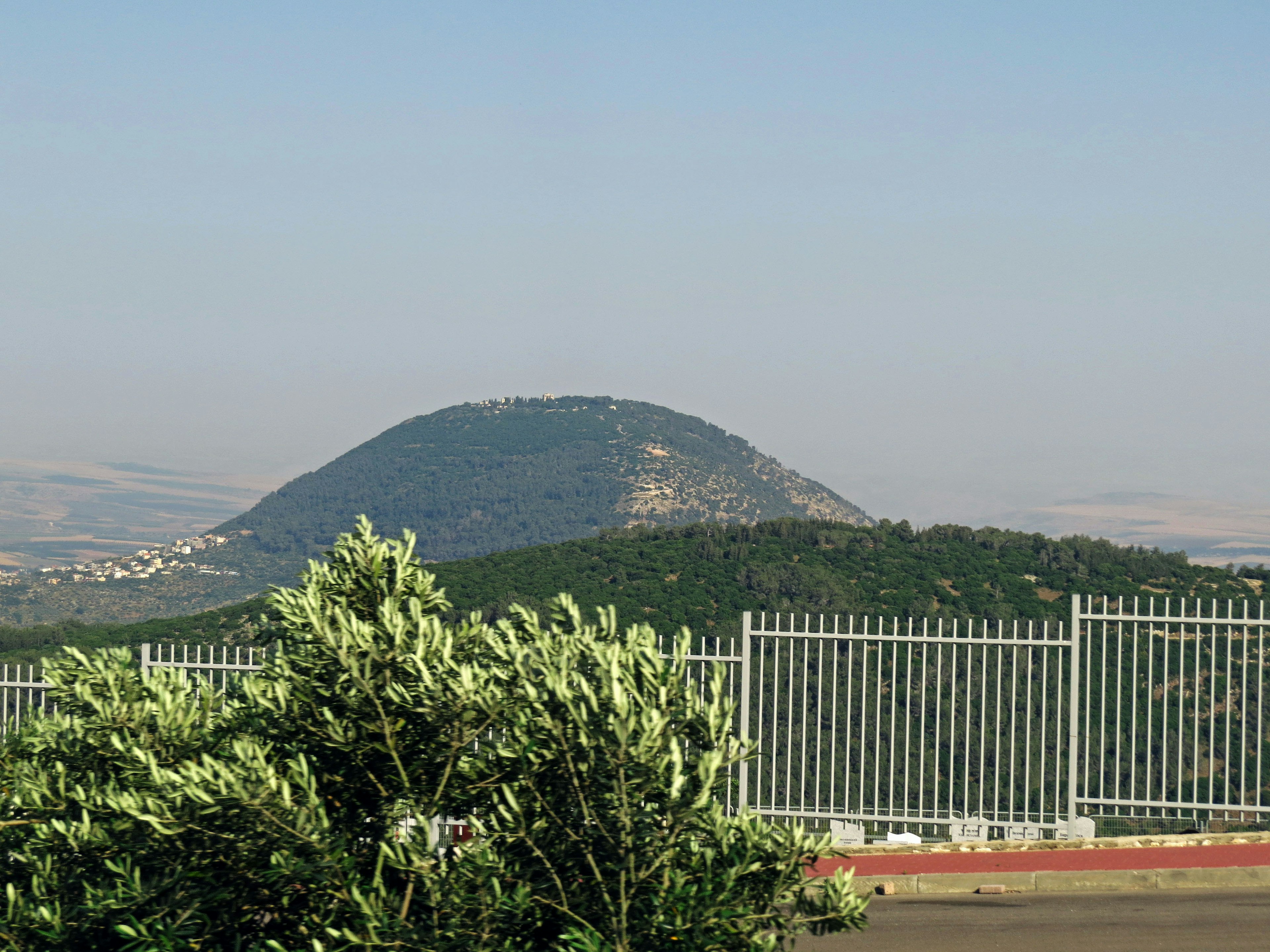 Paysage de montagne avec une clôture et des plantes vertes