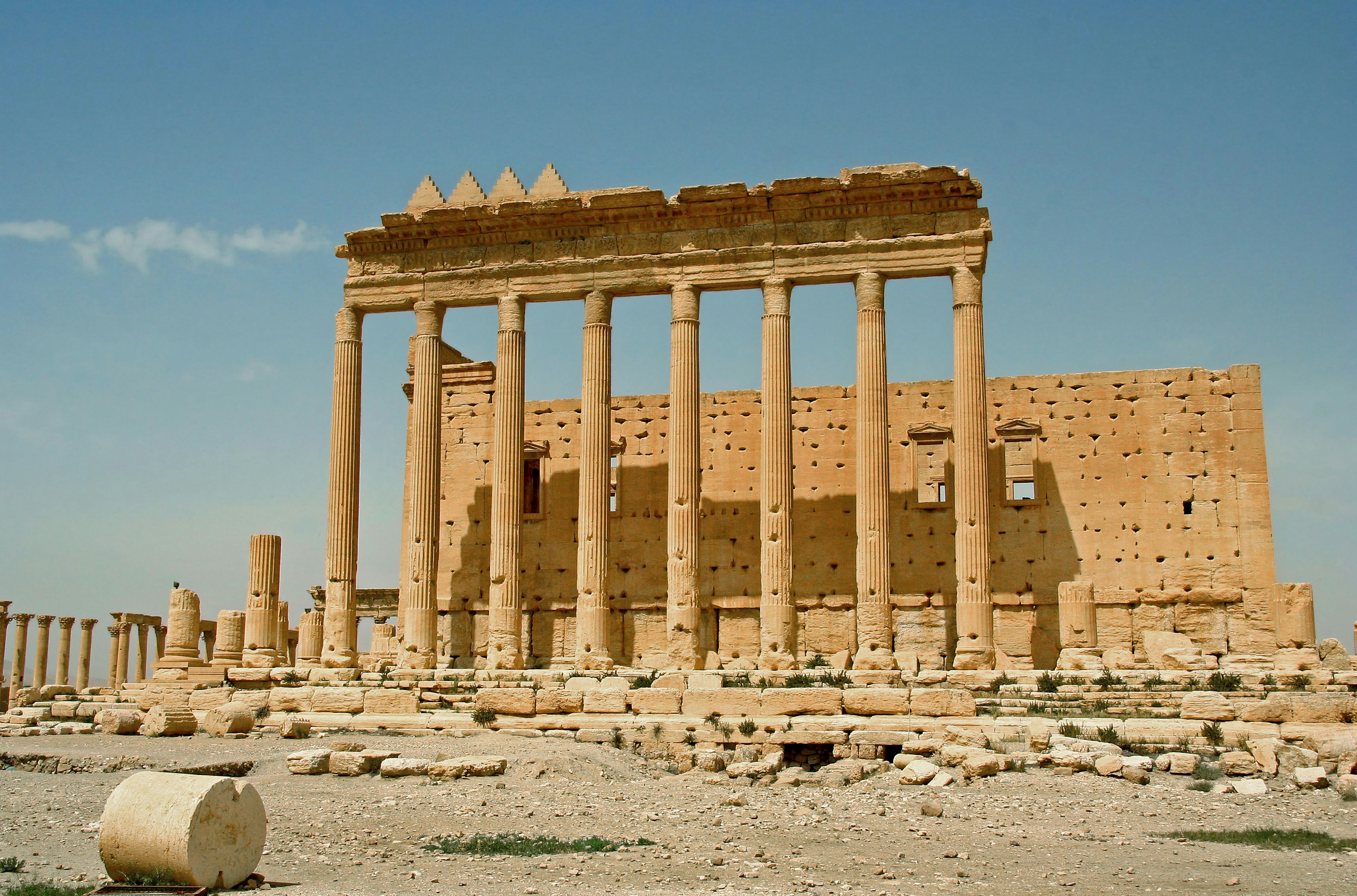 Reruntuhan kuil Palmyra dengan kolom kuno dan dinding batu