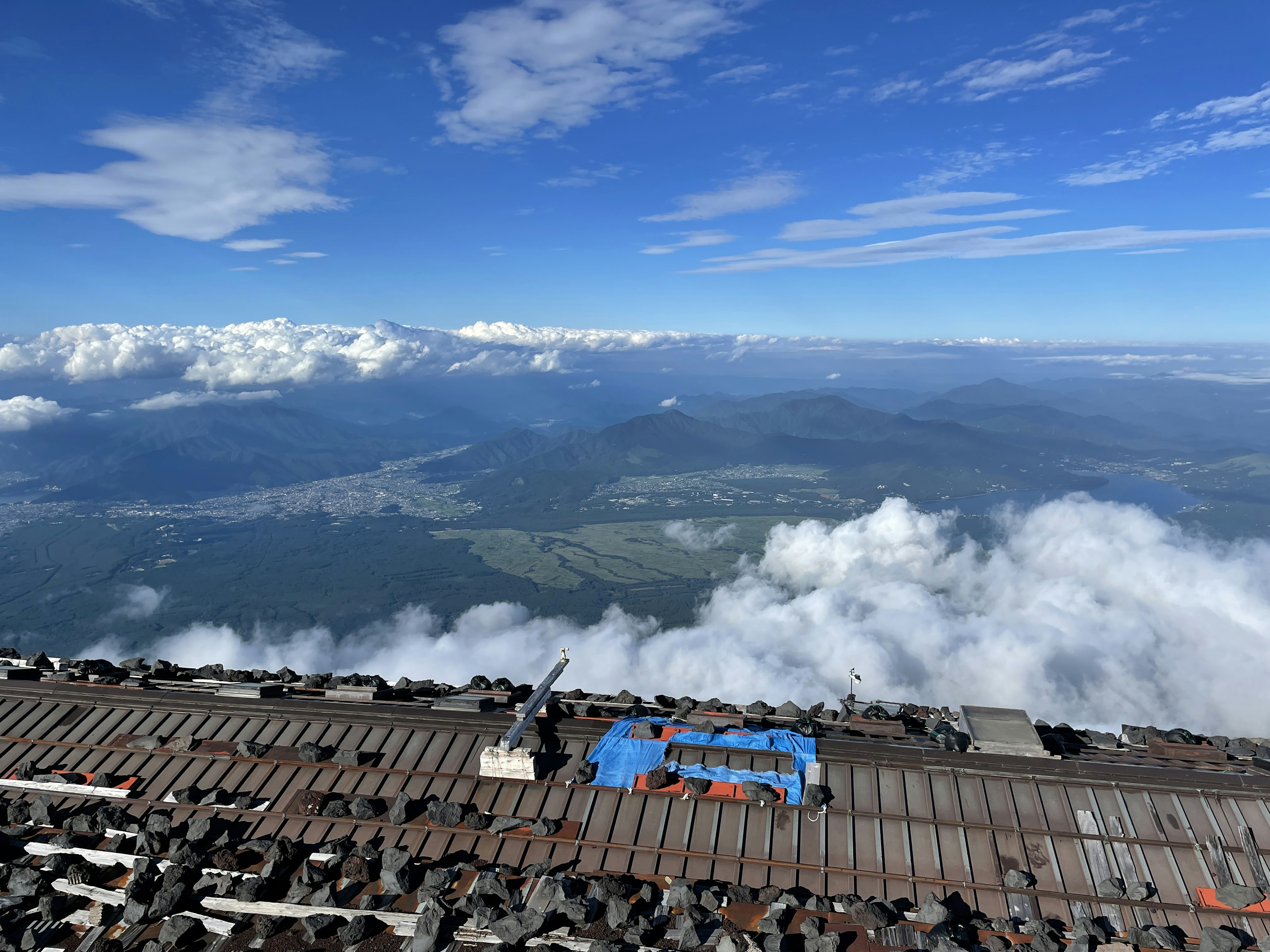 青空と雲の下に広がる風景 山の頂上からの眺め