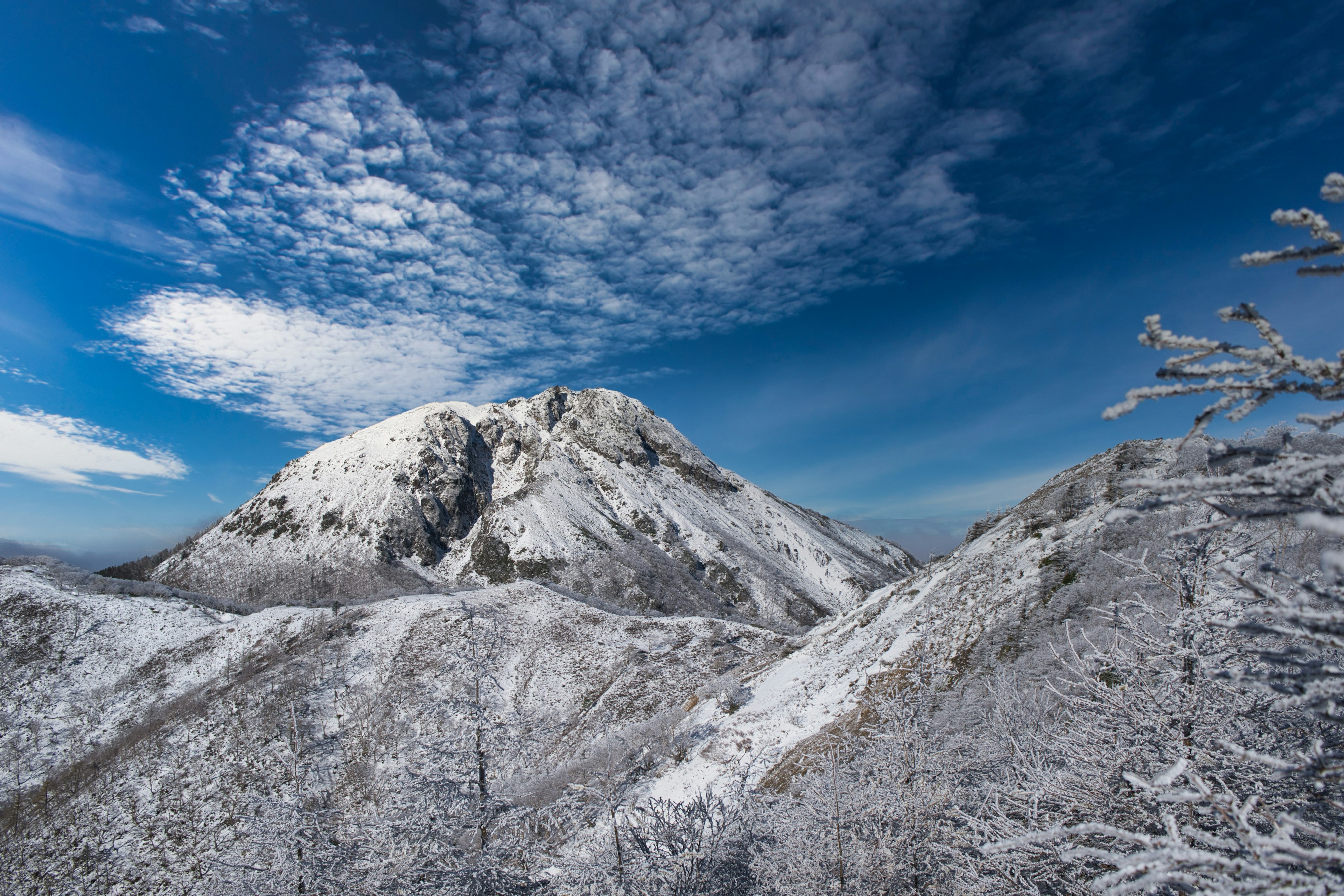 Paesaggio montano innevato con cielo blu