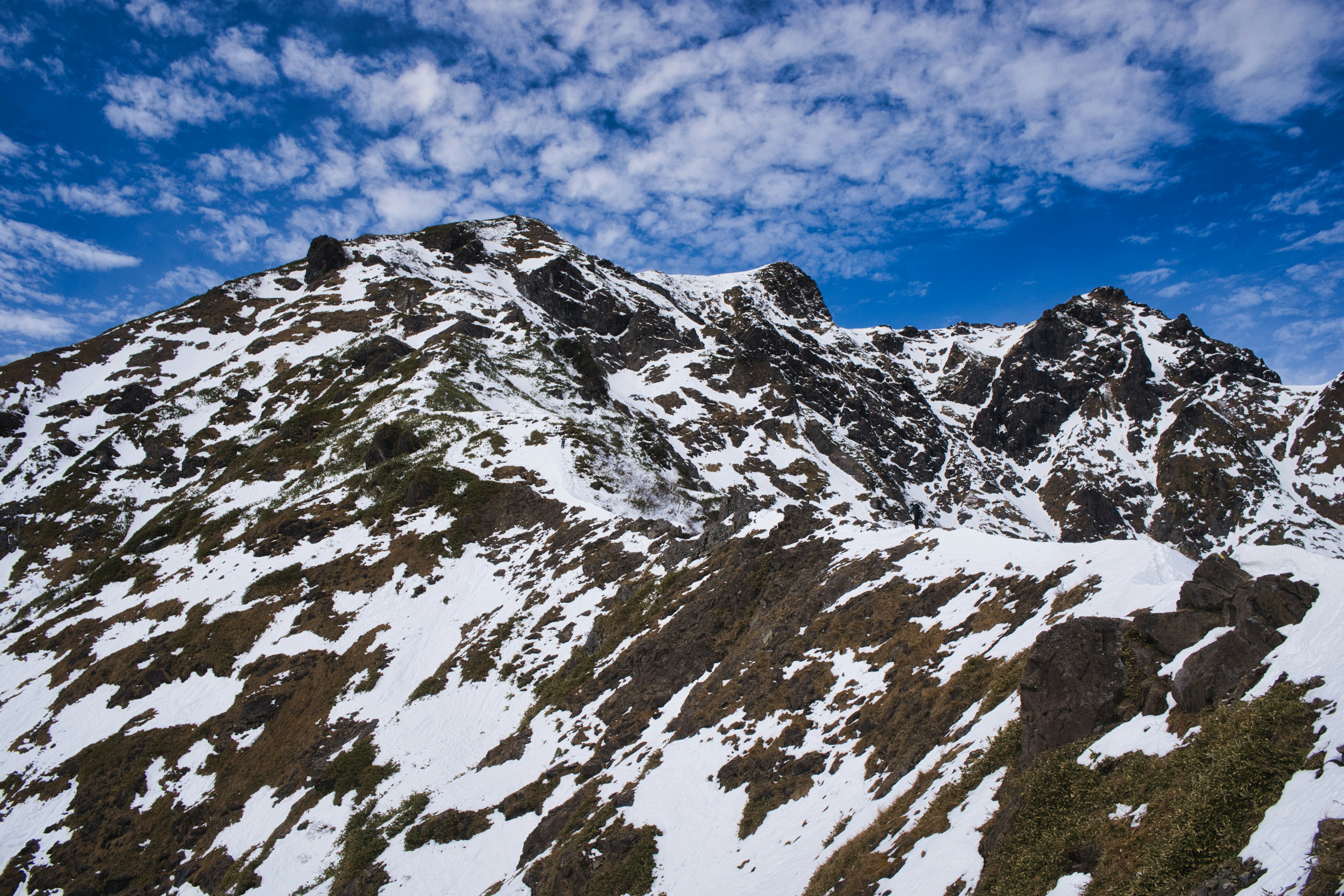 Schneebedeckte Berglandschaft mit blauem Himmel