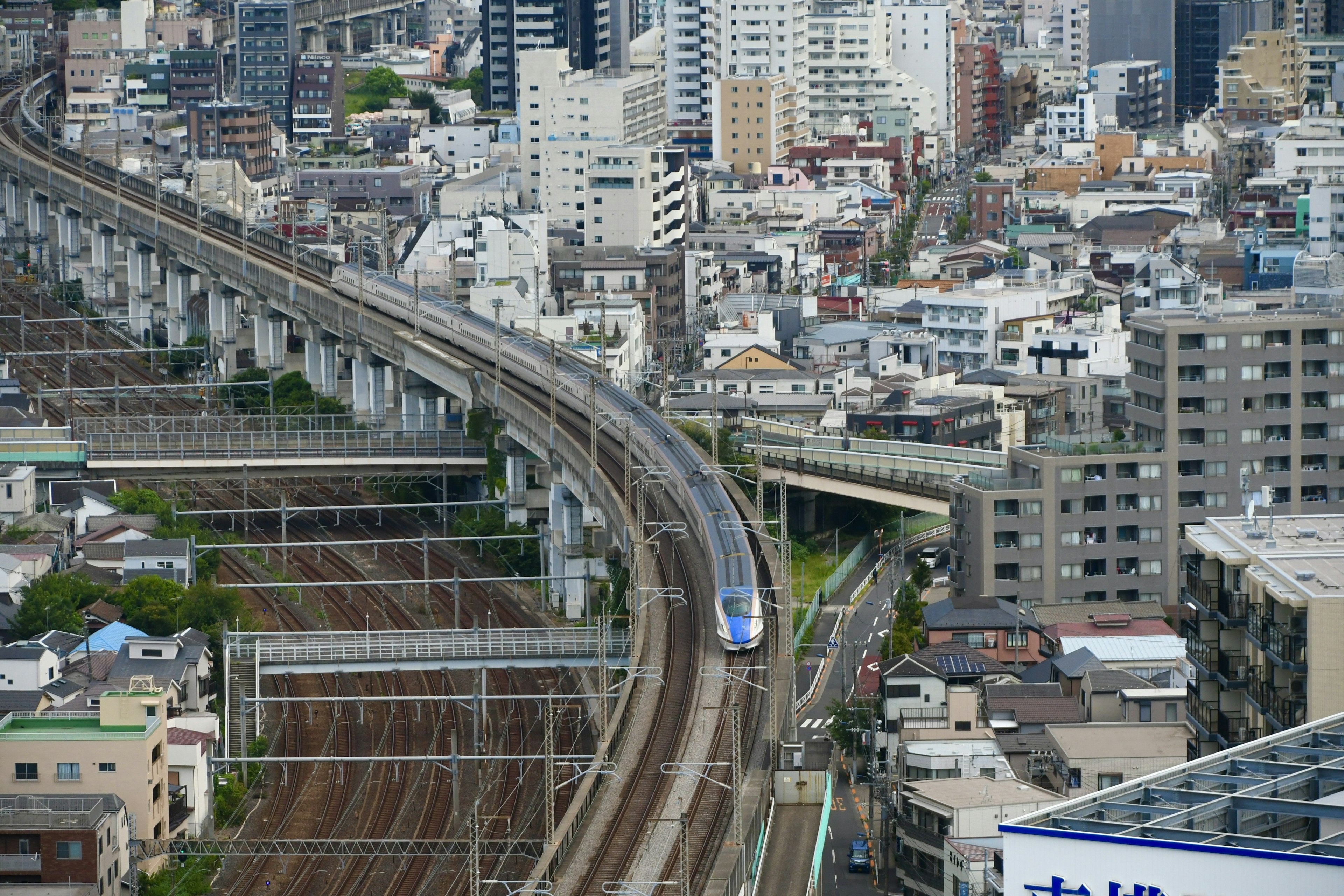 Ferrocarril elevado urbano con paisaje urbano y edificios residenciales