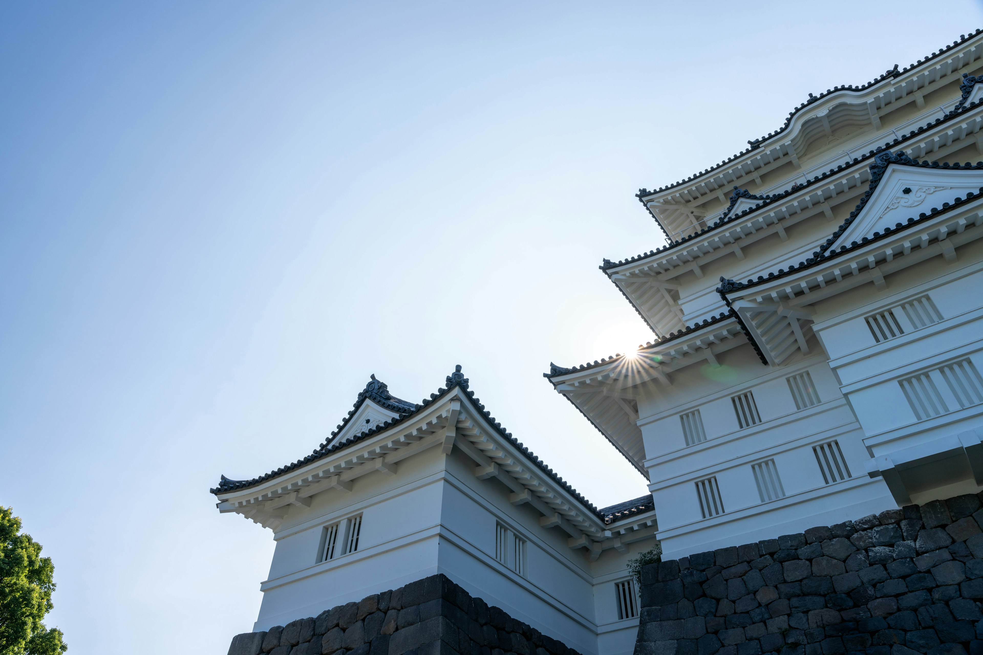 白い城の塔屋が青空の下にそびえ立つ