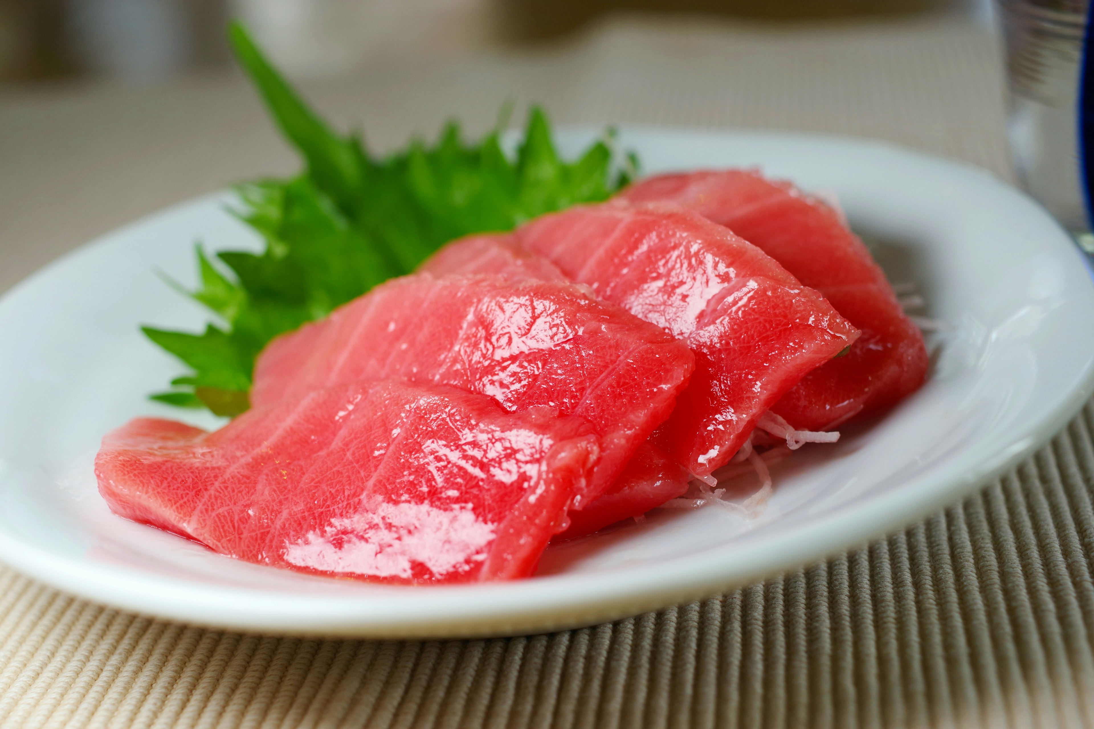 Sashimi tuna segar disajikan di atas piring