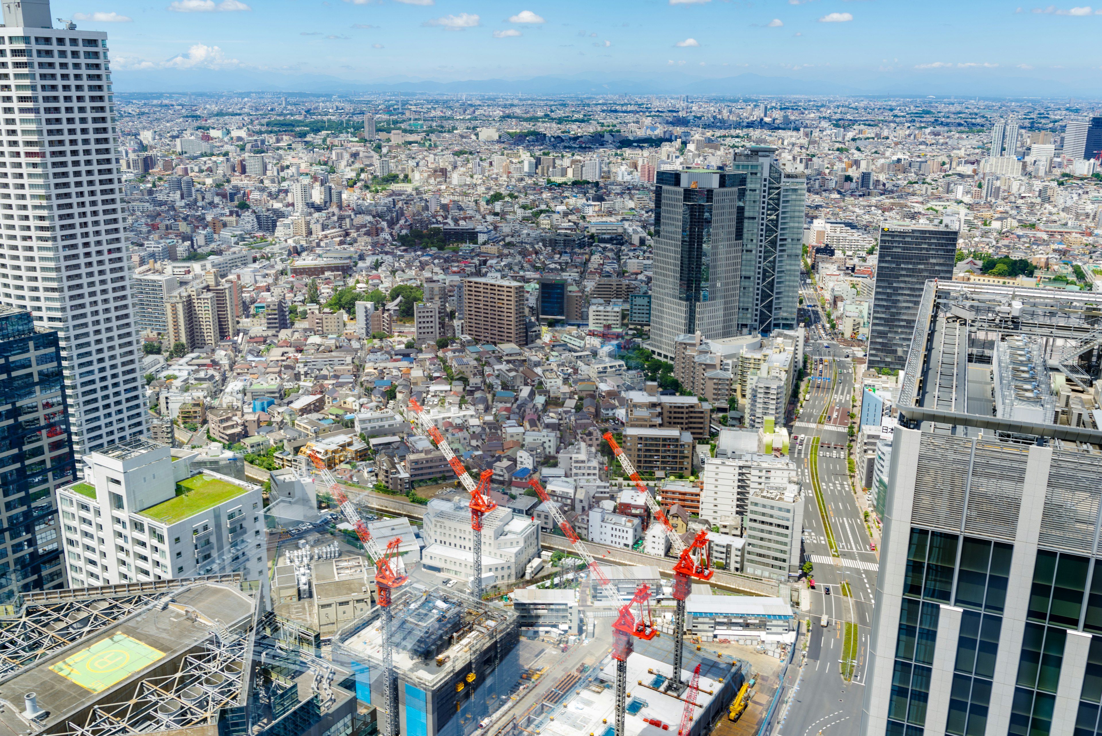 東京の高層ビル群と建設現場の上空からの眺め