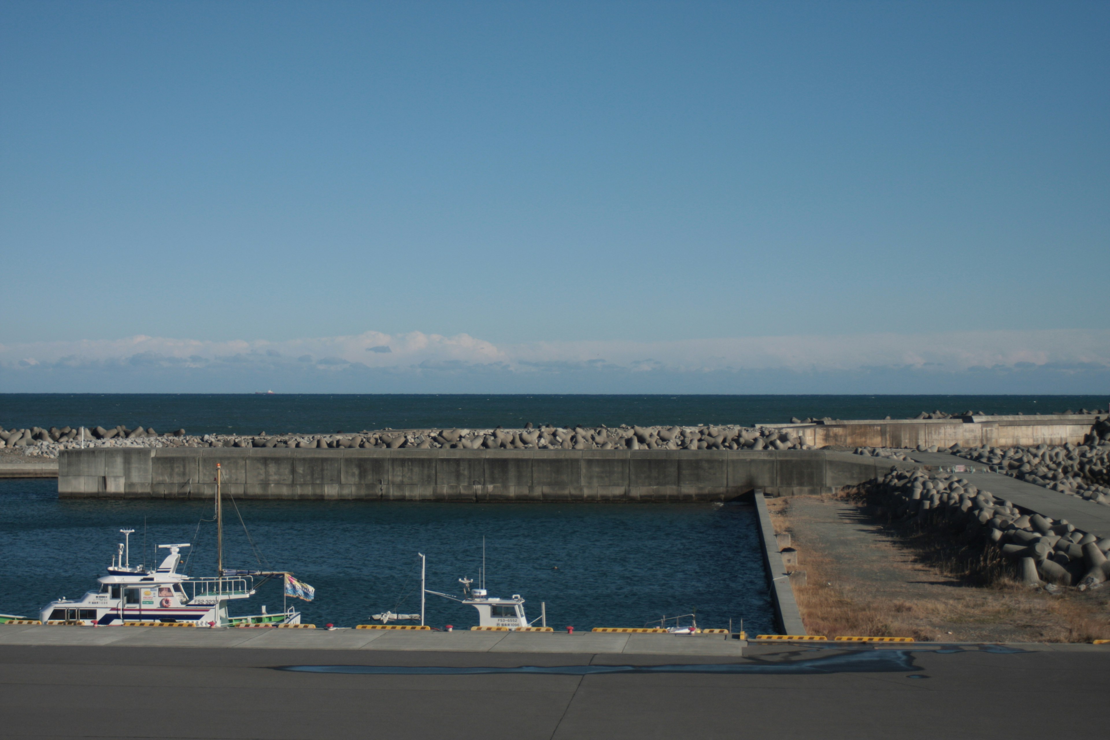 Eine Aussicht auf Boote, die in einem Hafen mit ruhigem Meer liegen