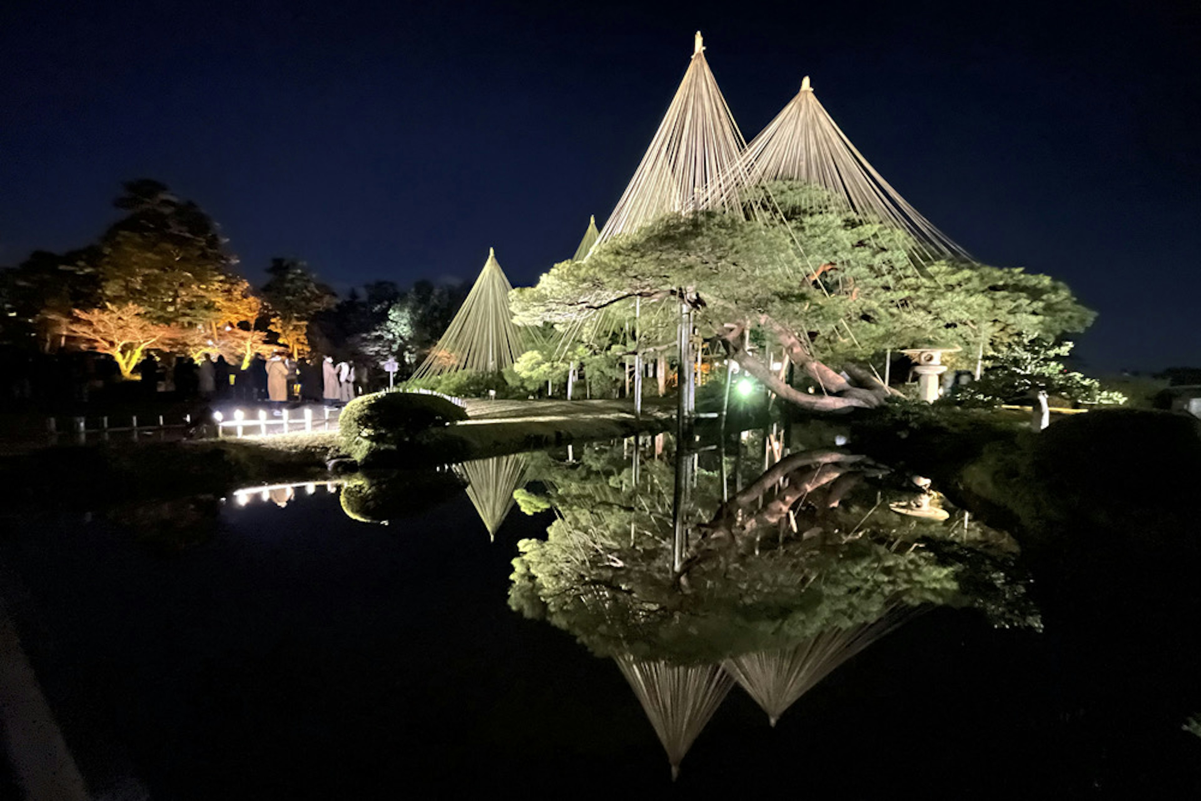 夜晚美丽的花园建筑及其在池塘中的倒影