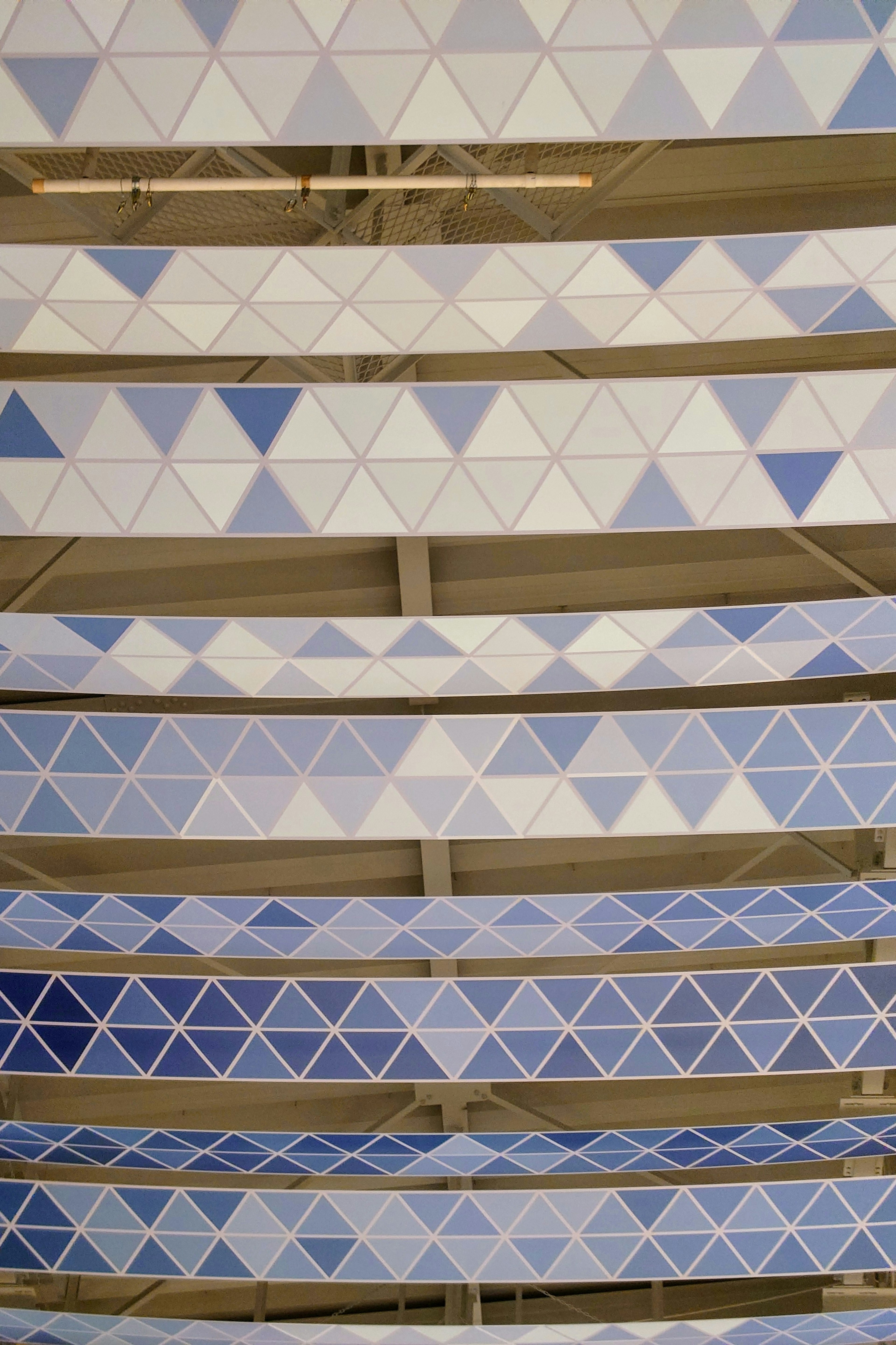 Diseño de techo con patrones triangulares alternos en azul y blanco