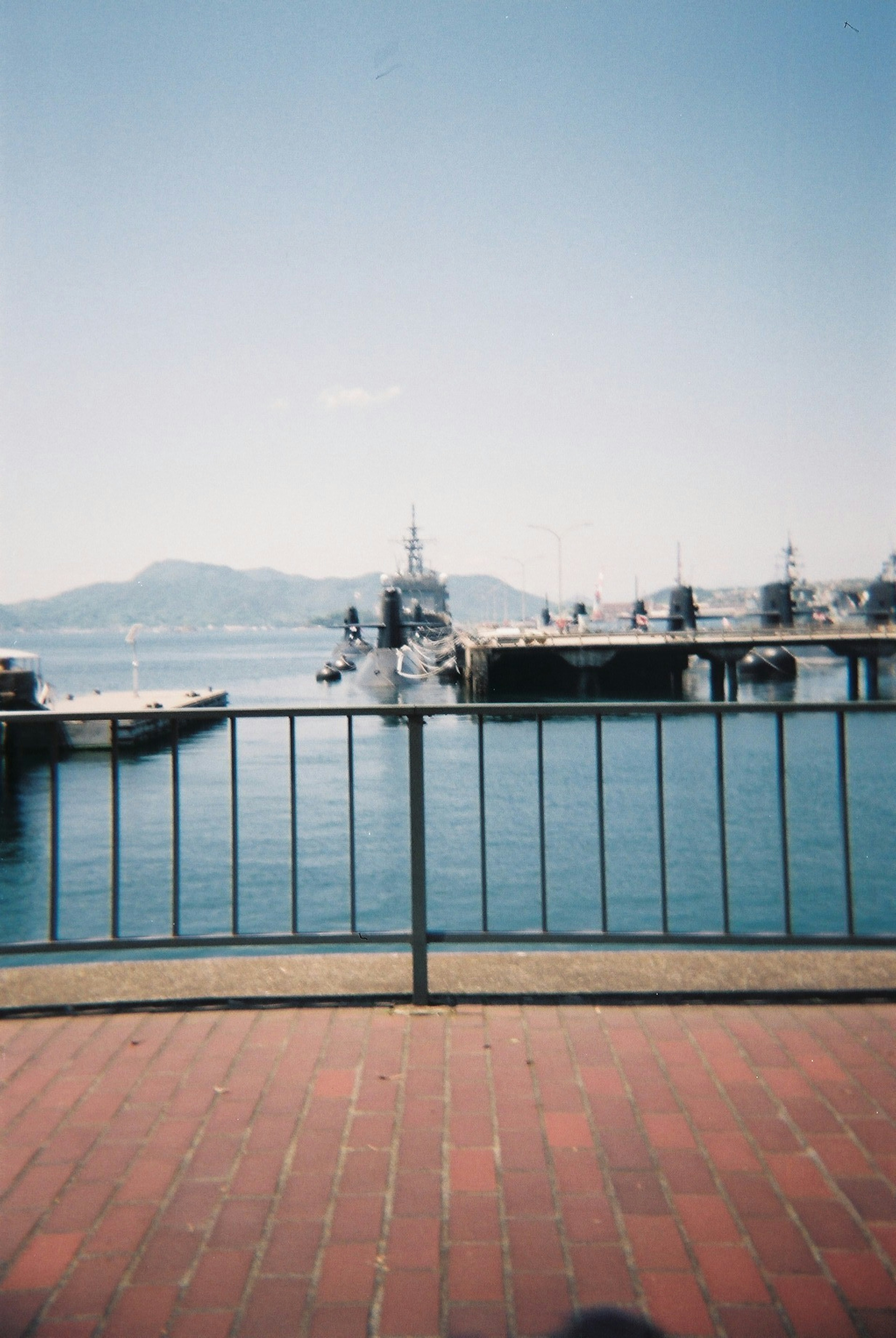 青い海と山の背景にある港の風景