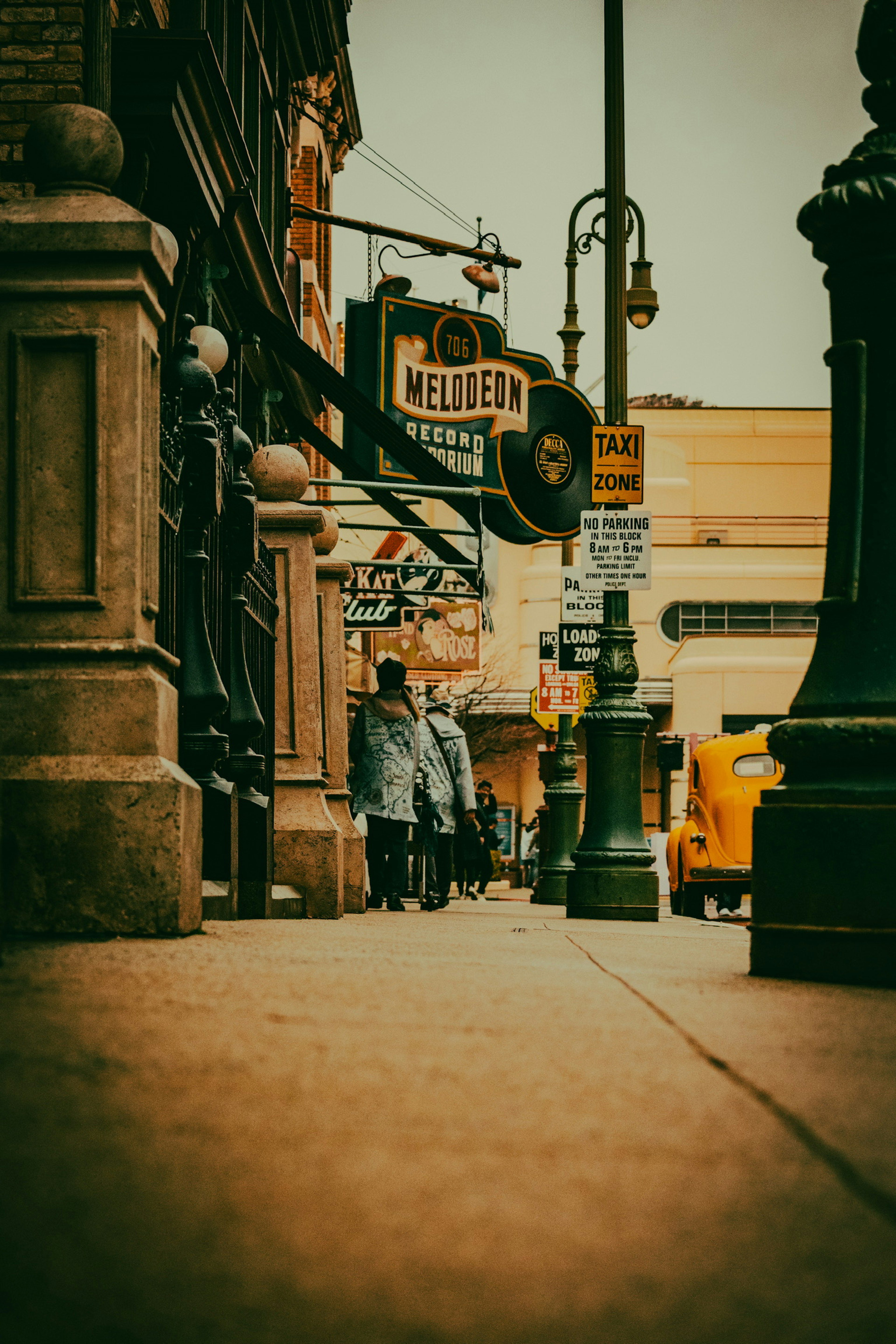 Vista de calle con señalización vintage y peatones