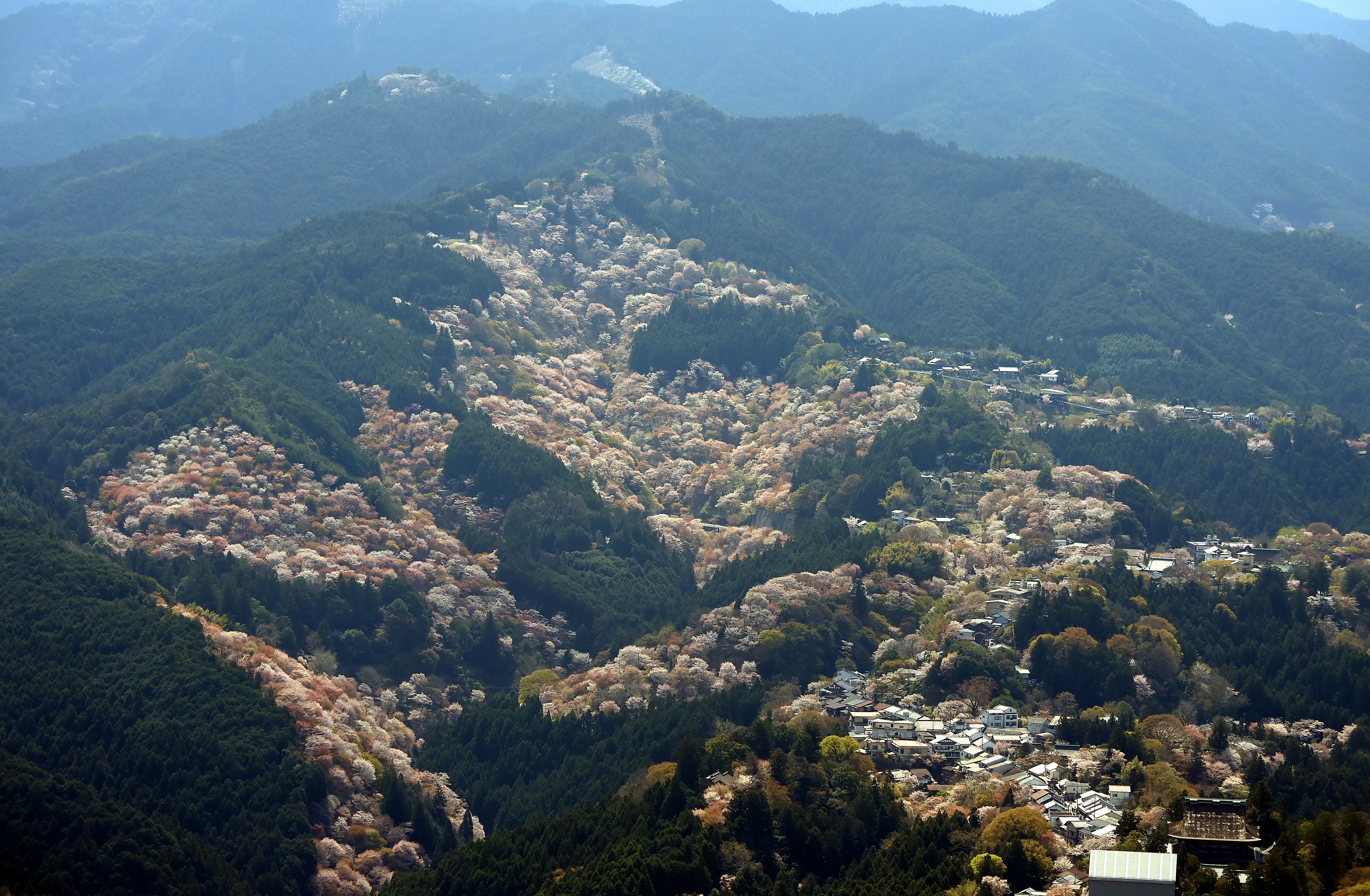 ภาพมุมสูงของหมู่บ้านที่สวยงามล้อมรอบด้วยภูเขา