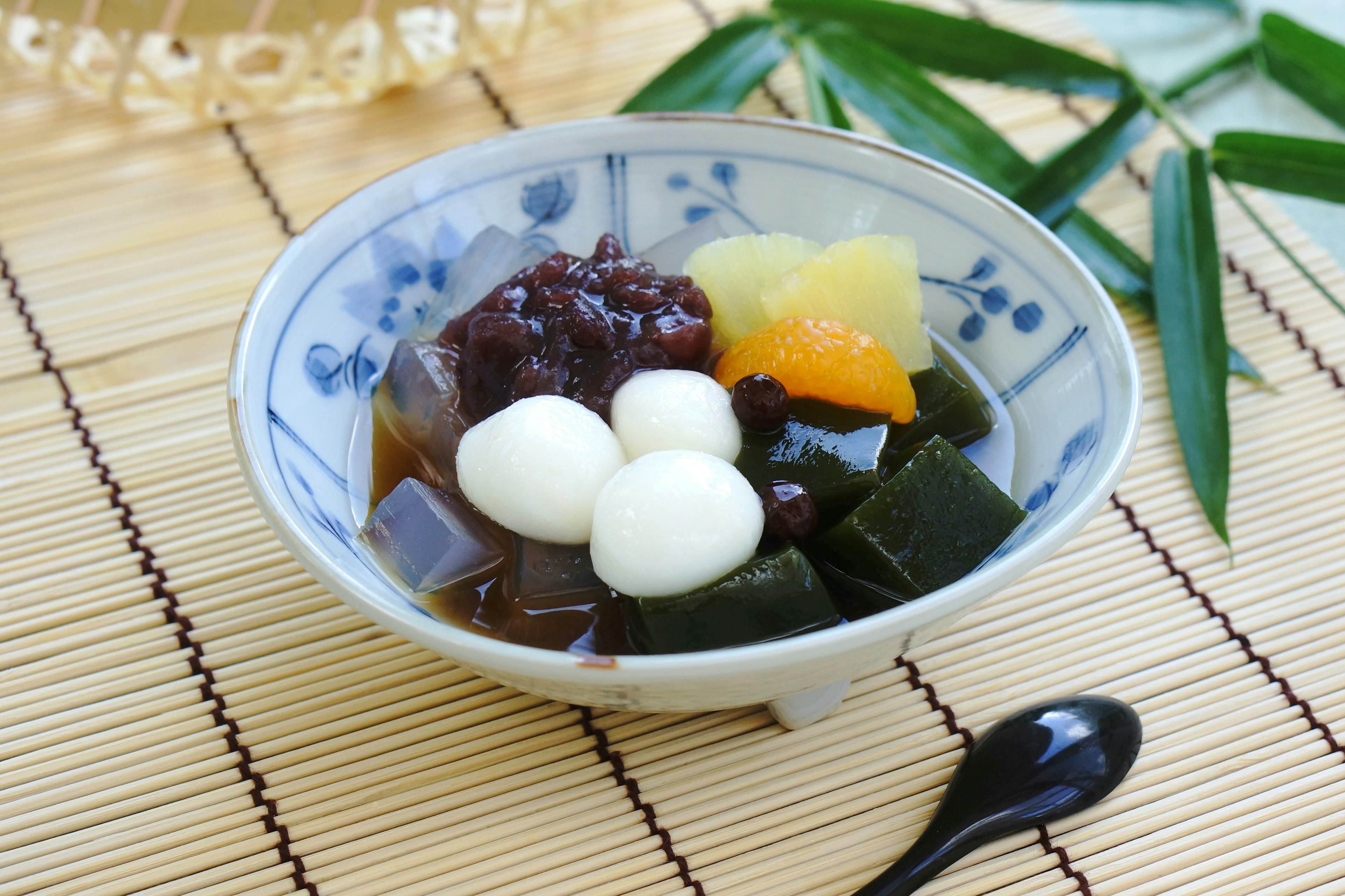 Una bella ciotola piena di ingredienti per dessert colorati