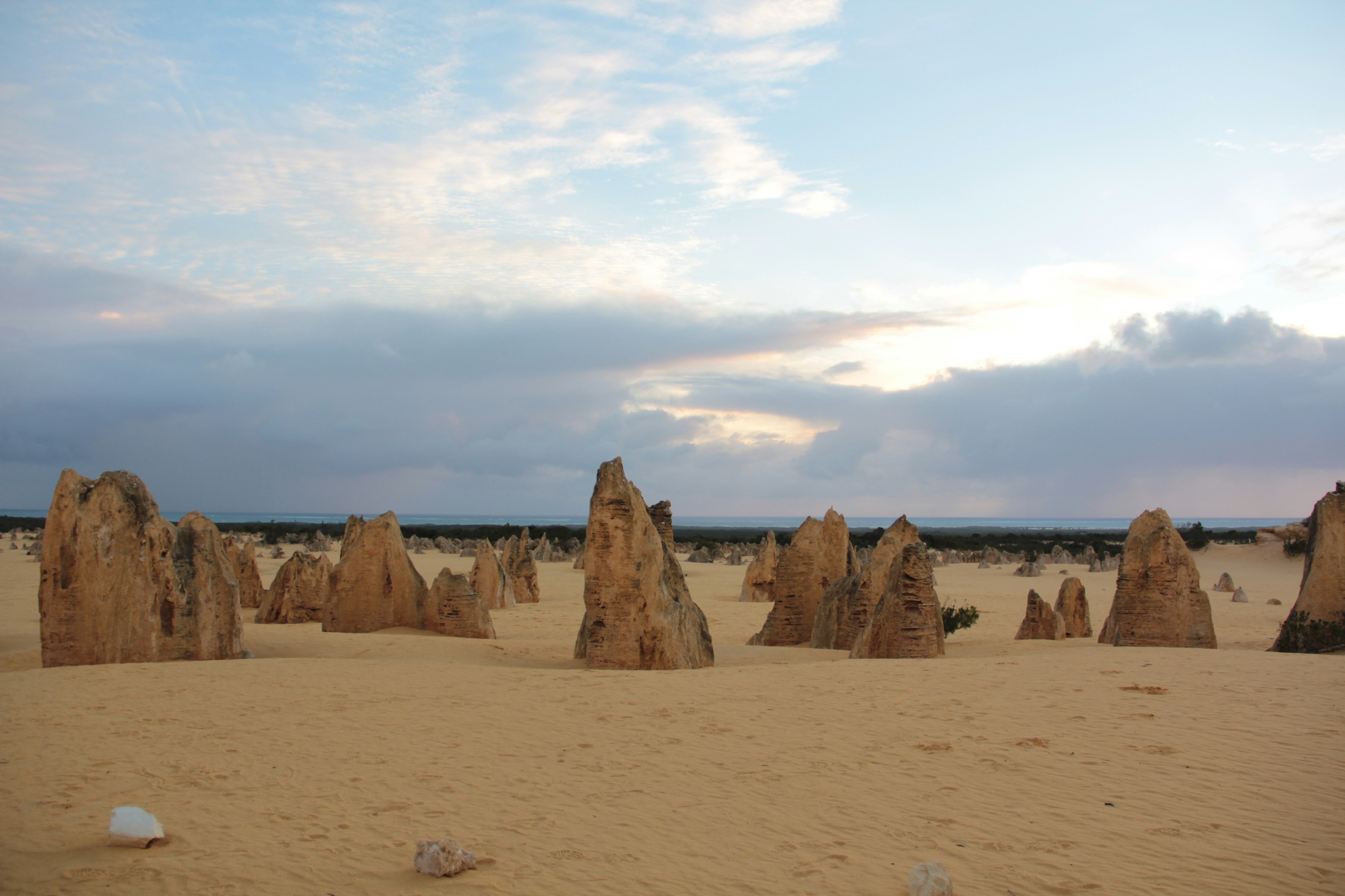 รูปแบบหิน Pinnacles กับทิวทัศน์ทะเลทรายกว้างใหญ่