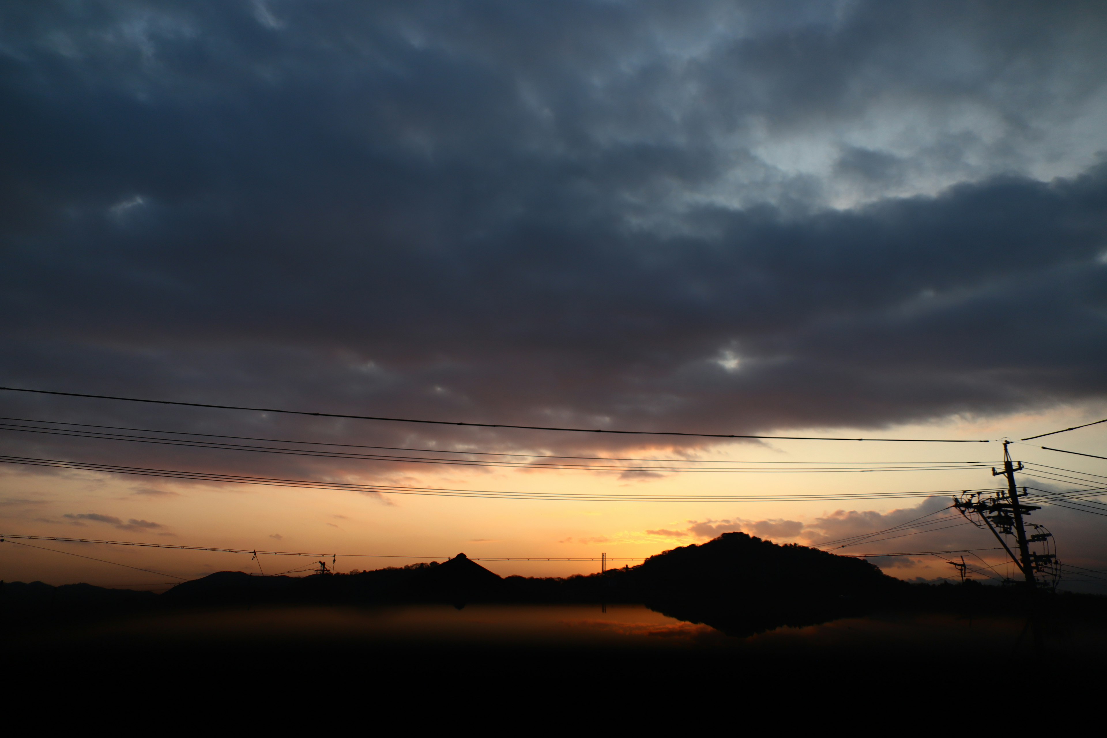 Siluet pegunungan melawan langit senja