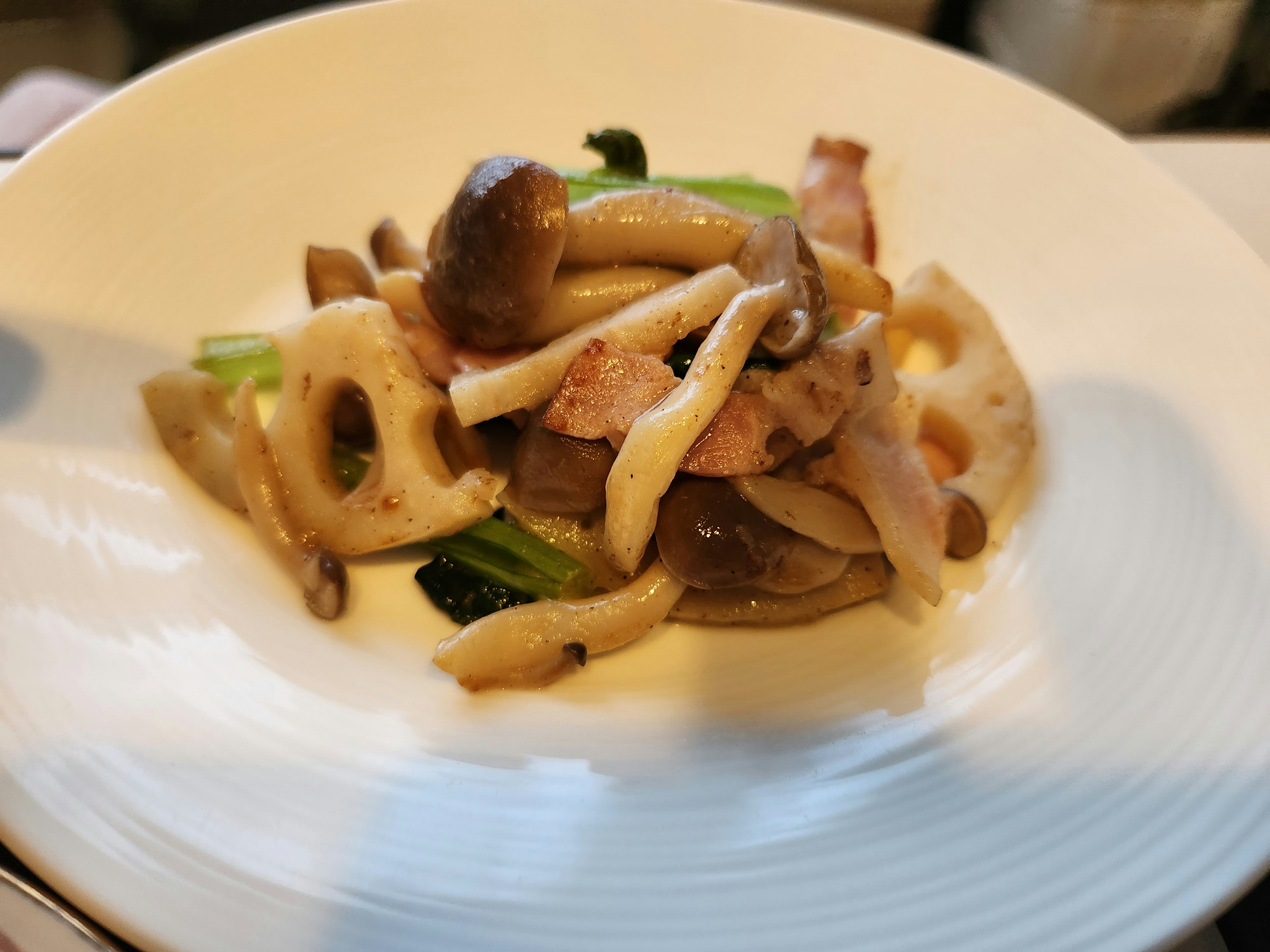 Légumes et champignons sautés dans une assiette