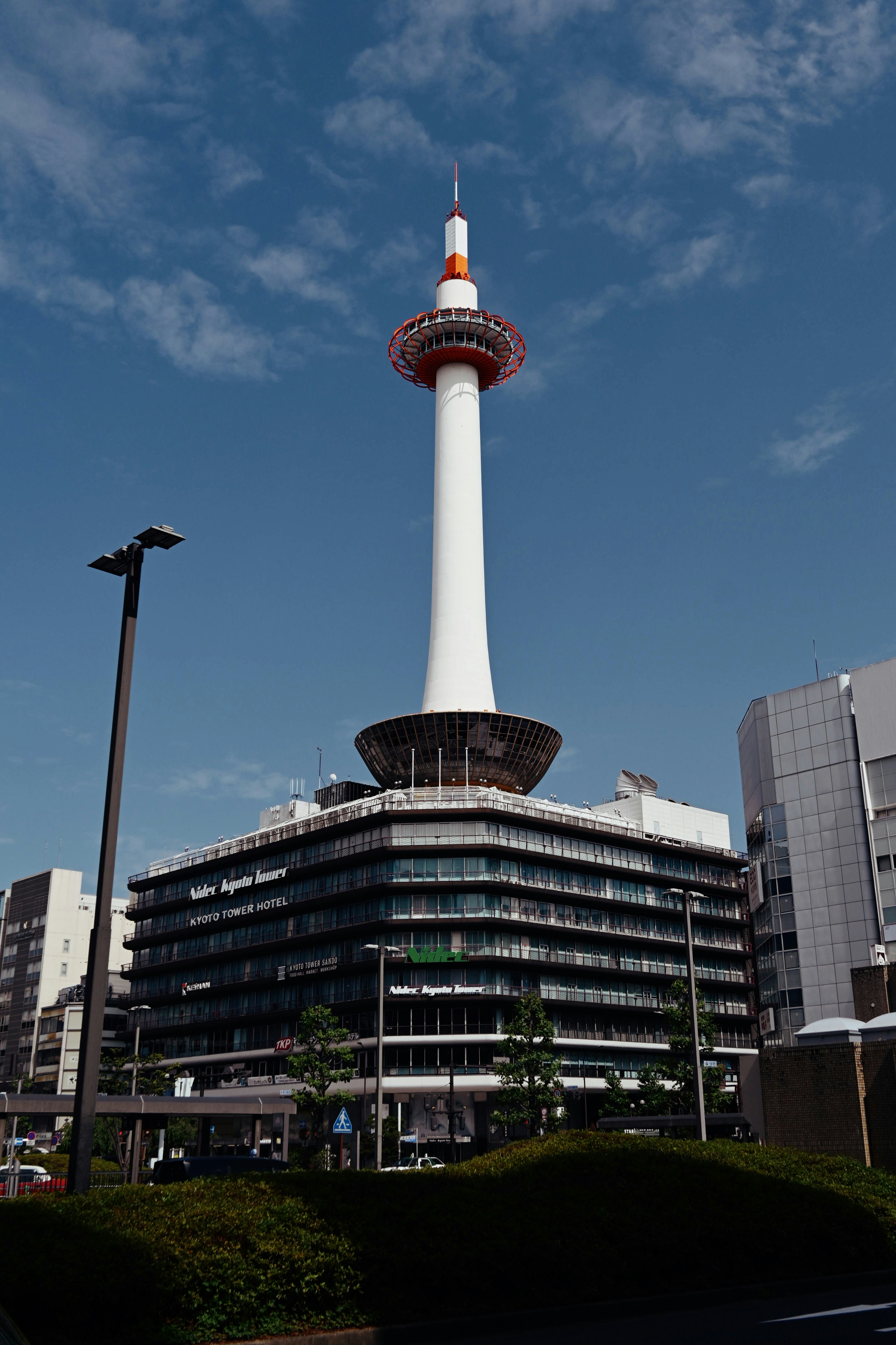 京都塔與現代建築在藍天之下