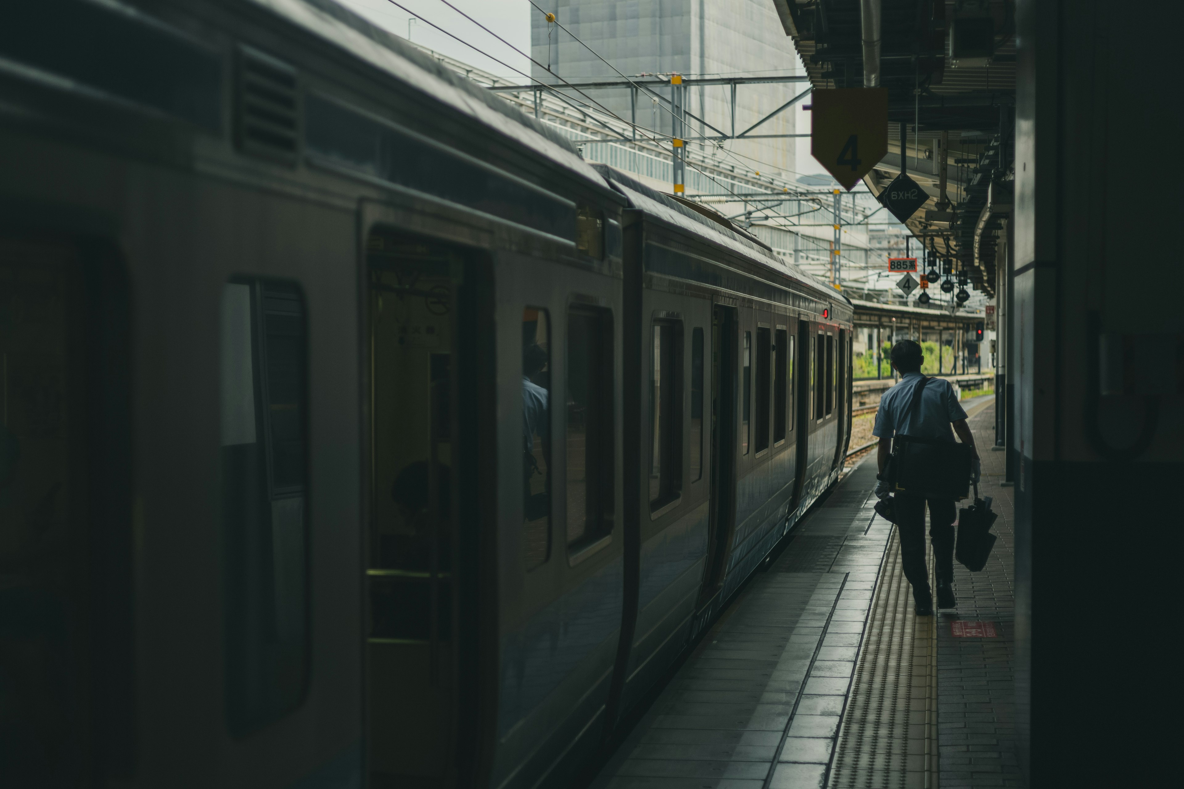 Homme d'affaires attendant sur la plateforme à côté d'un train