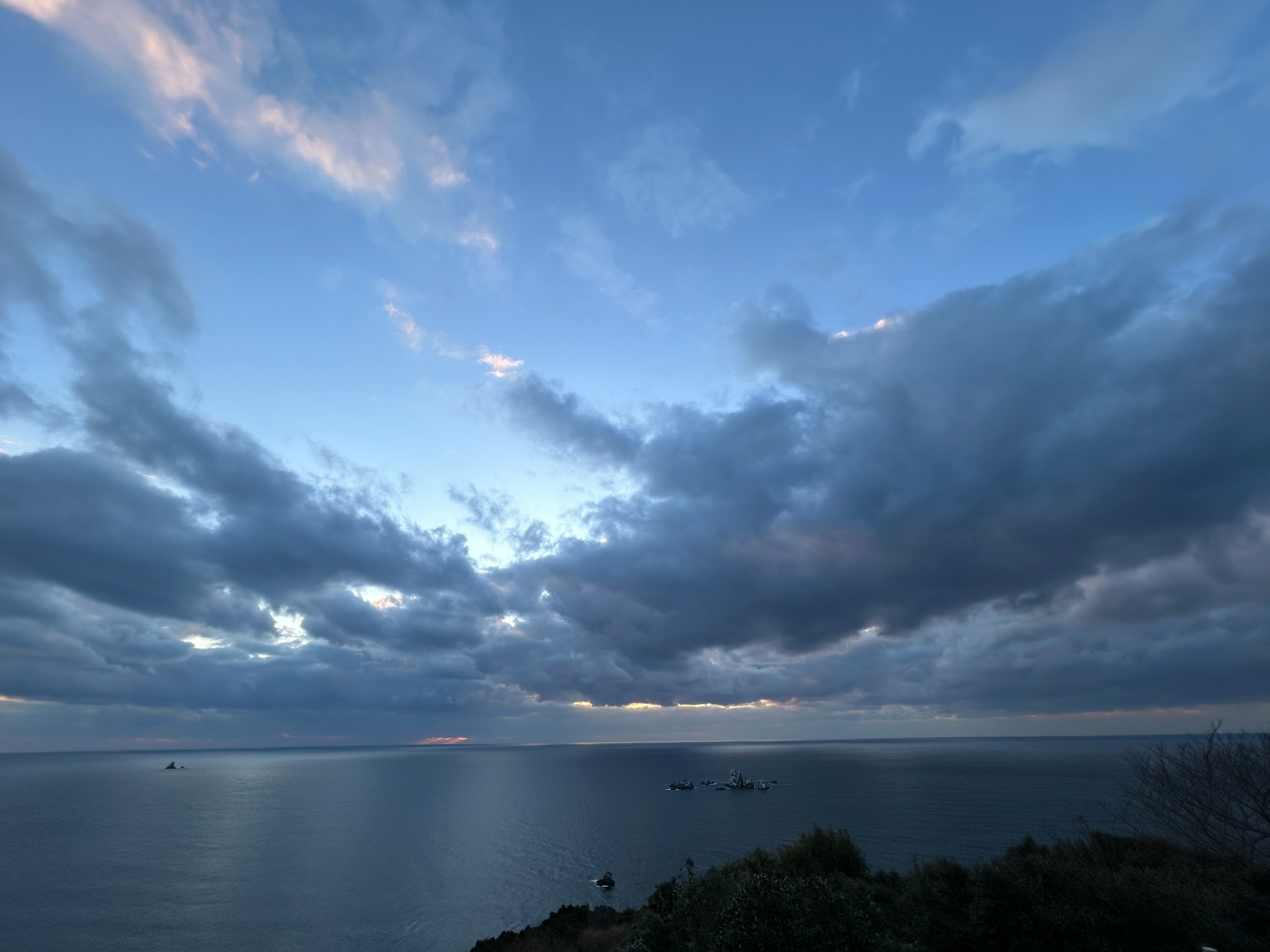 青い空と雲が広がる海の風景