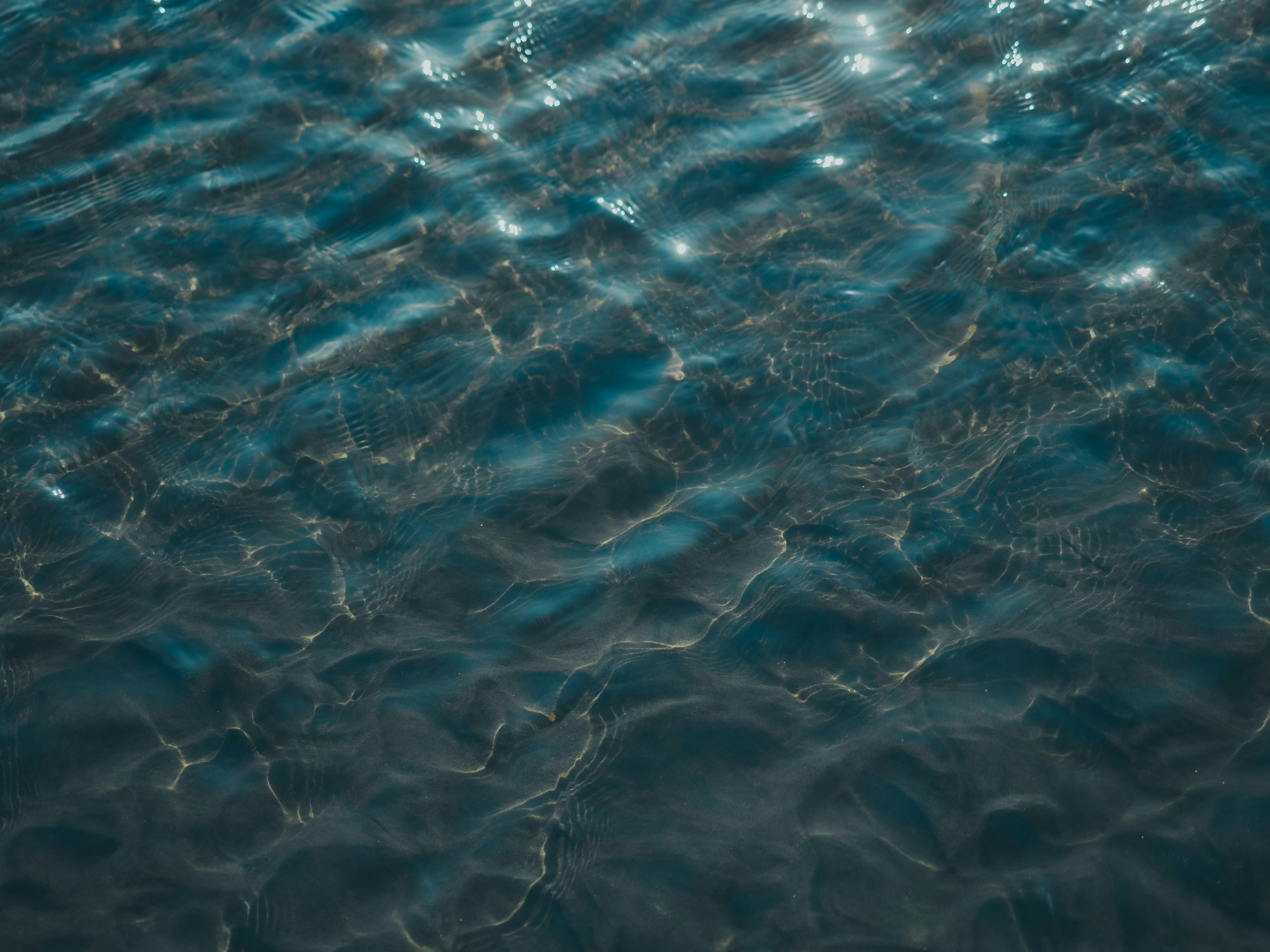 Eau bleue magnifique avec des ondulations et des reflets de lumière