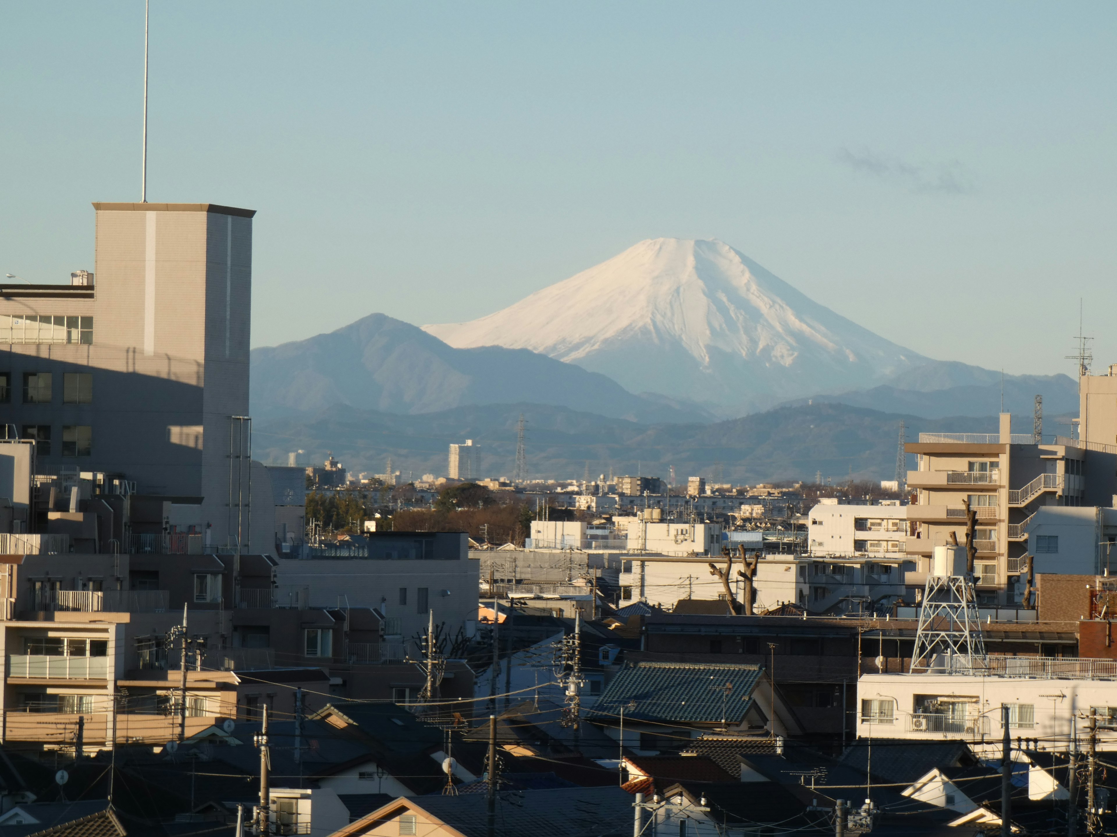 城市景觀，背景是富士山