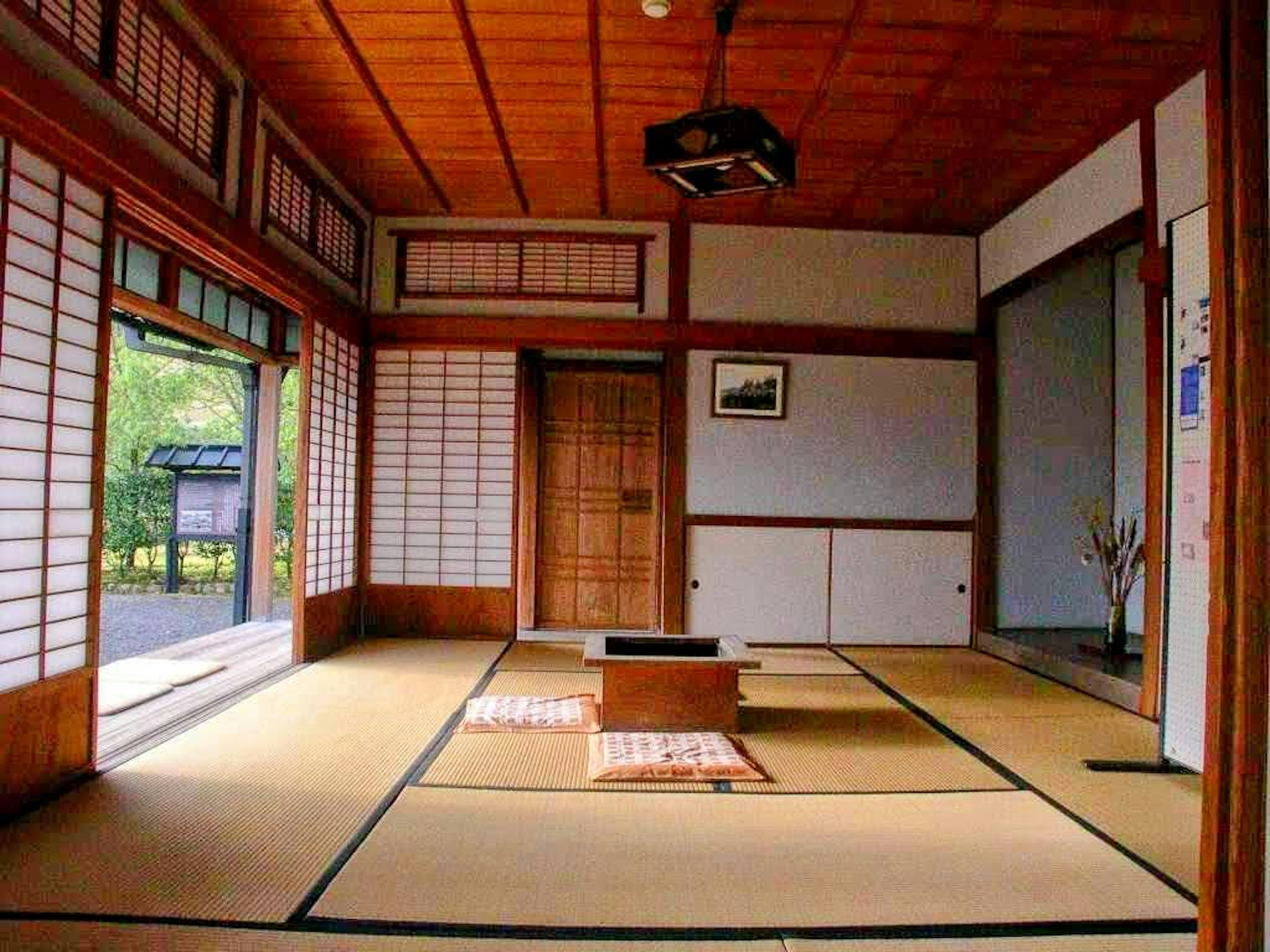 Innenansicht eines traditionellen japanischen Raumes mit Tatami-Boden Holzdecke und Shoji-Fenstern