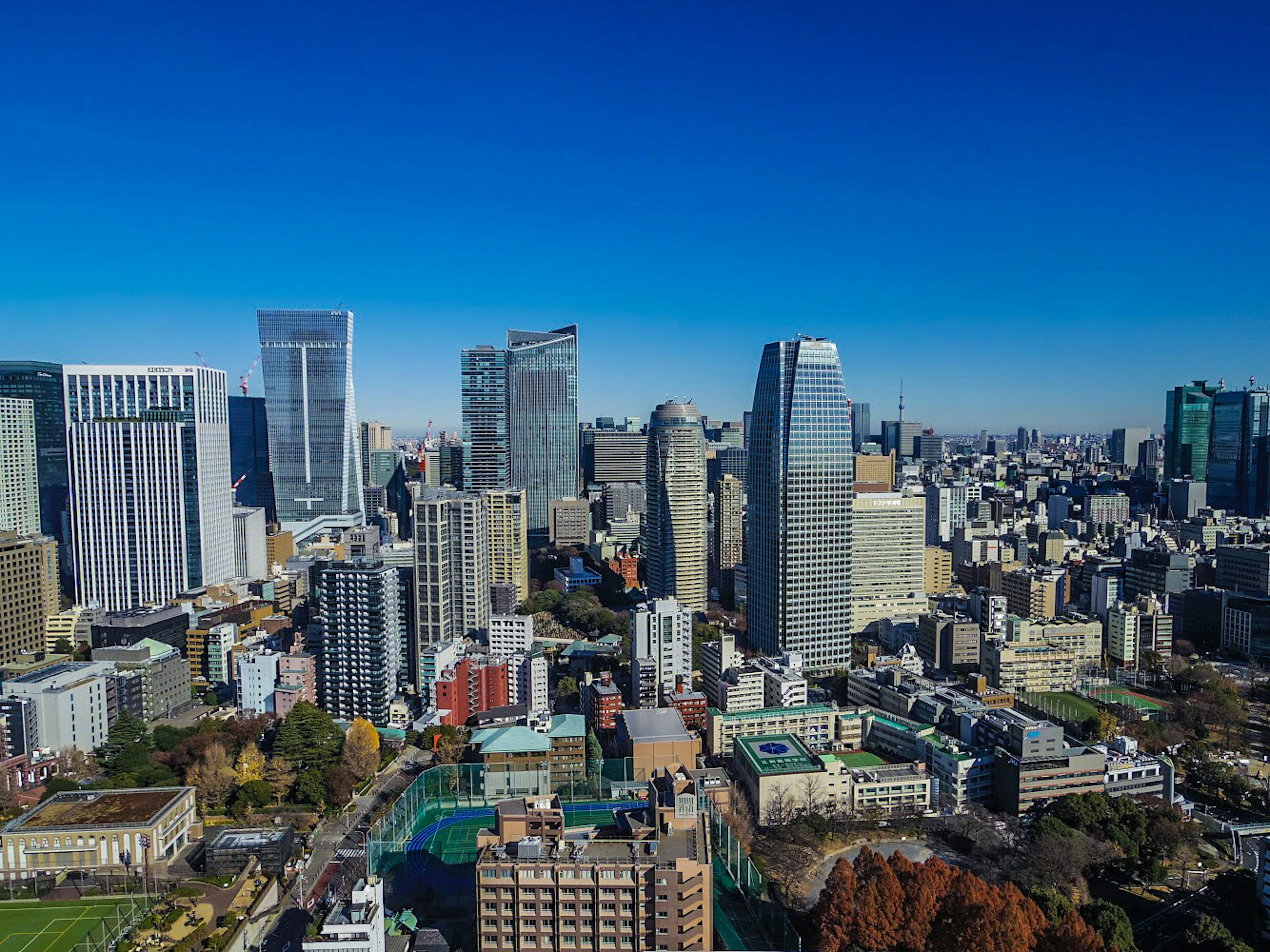 東京摩天大樓的鳥瞰圖，藍天清晰