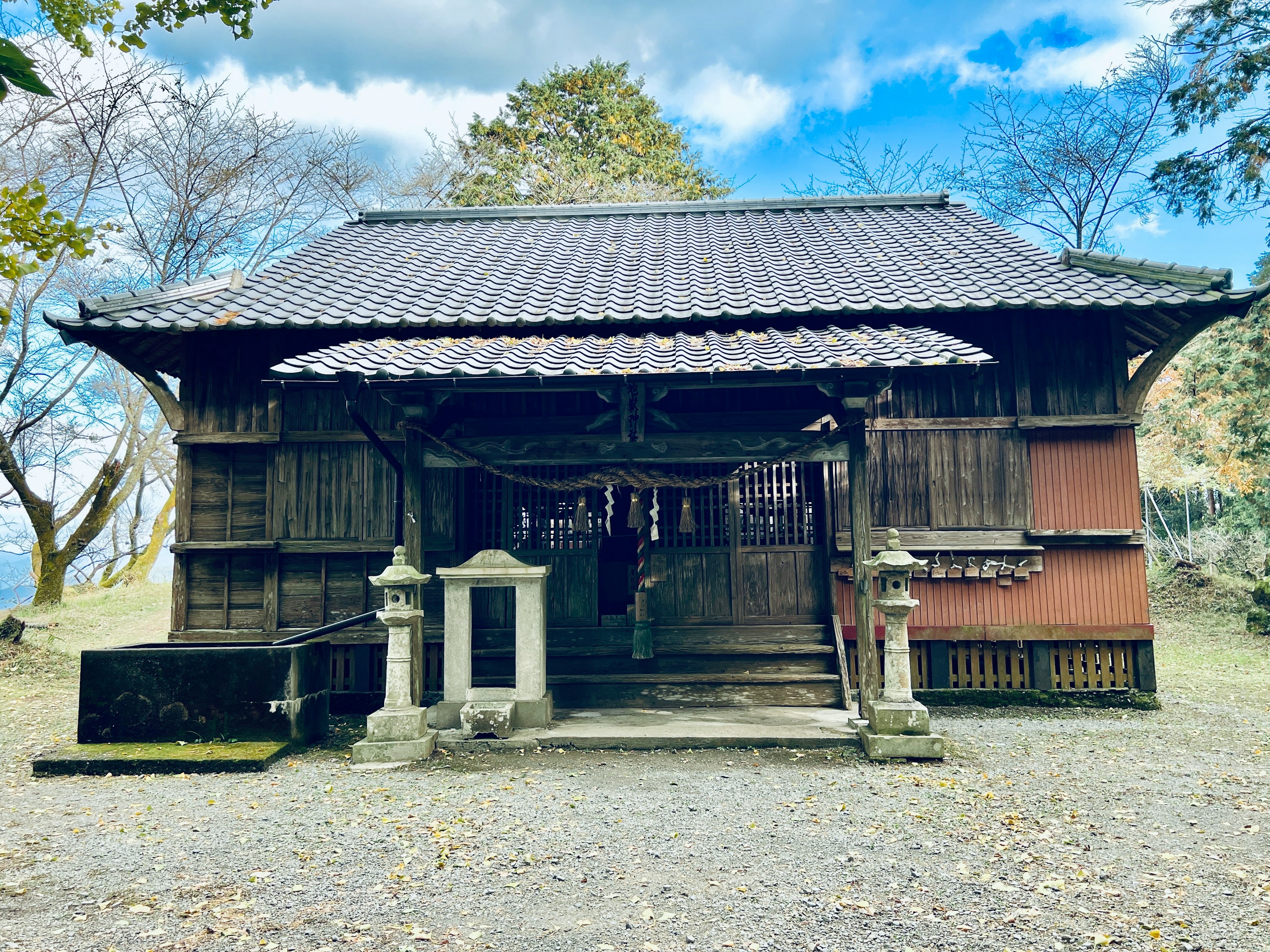 Altes japanisches Schrein-Gebäude umgeben von natürlicher Landschaft