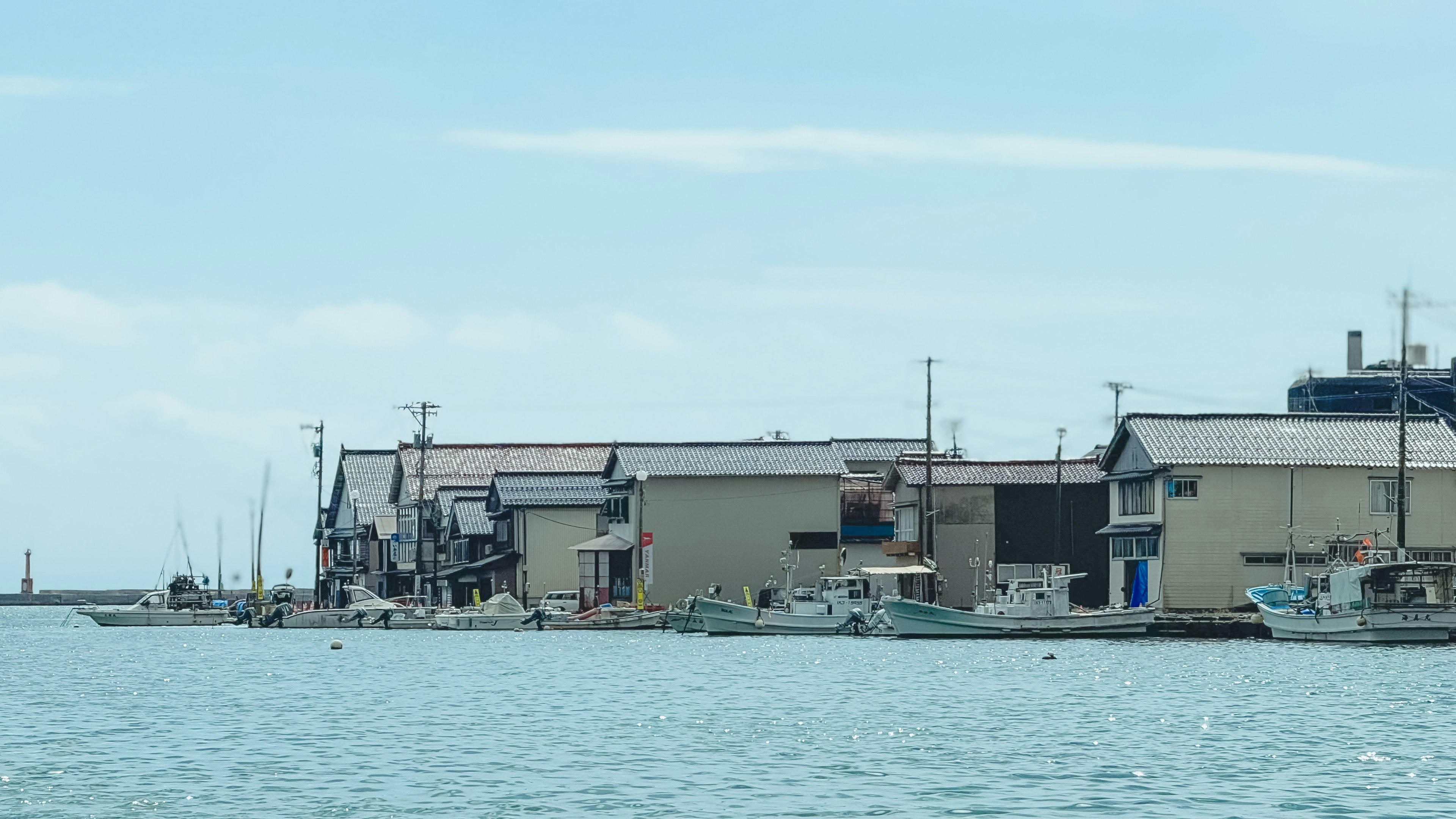 海に面した漁港の風景と小型ボート