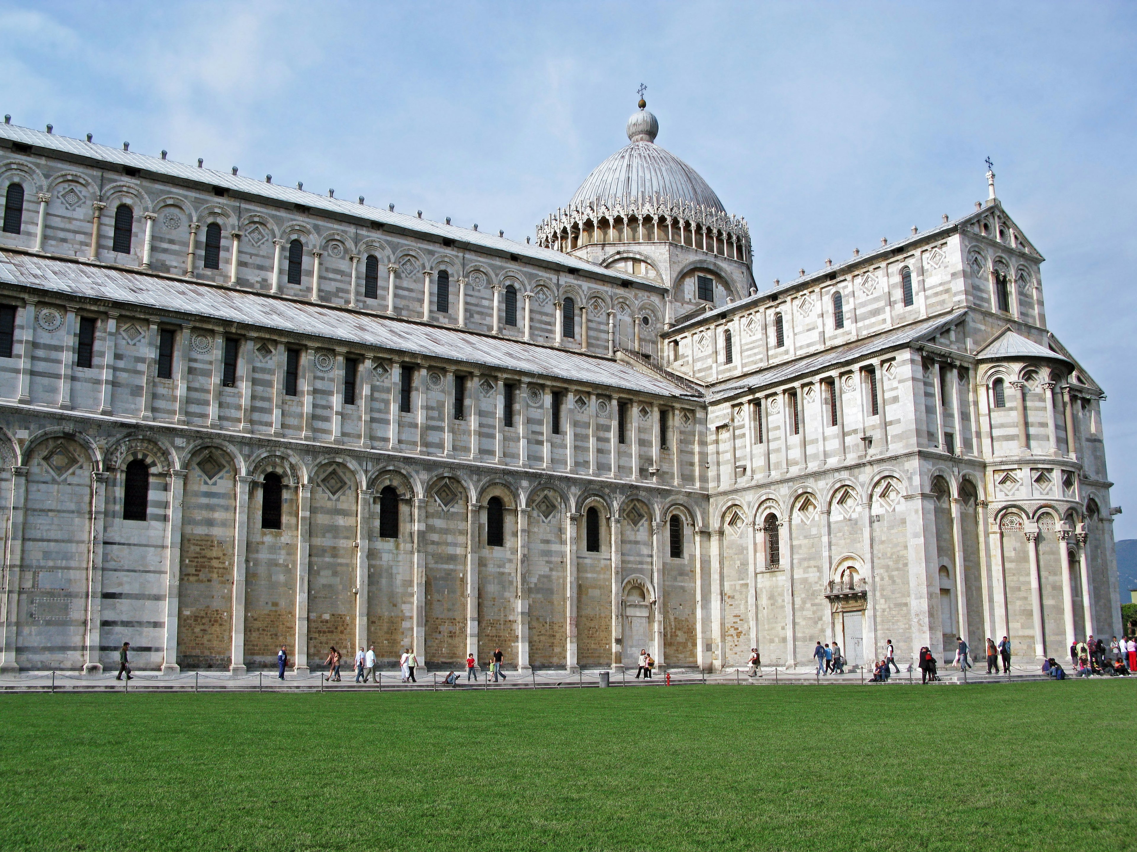 Tampilan luar Katedral Pisa dengan rumput hijau