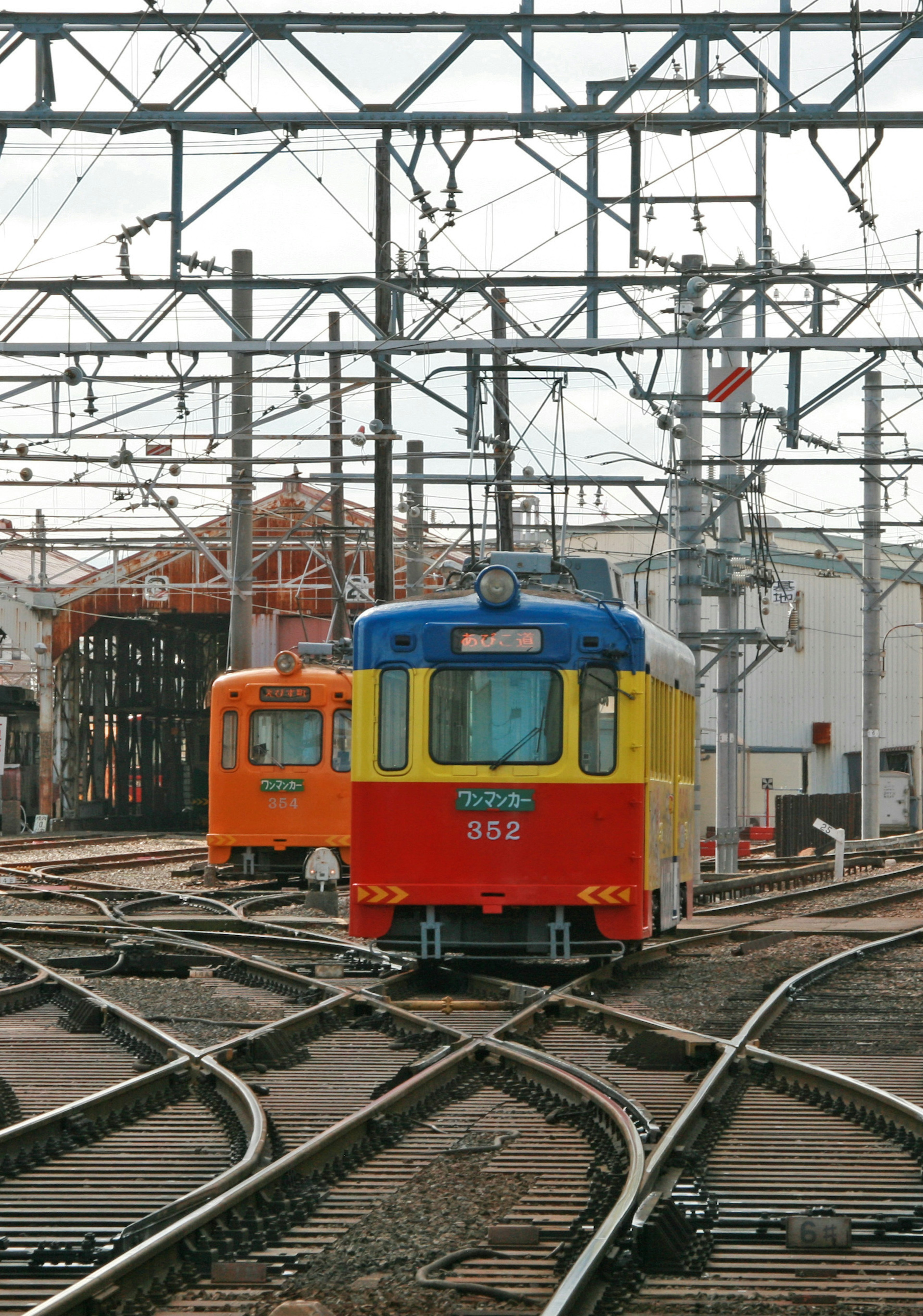 Bunter Zug an einem komplexen Eisenbahnknotenpunkt