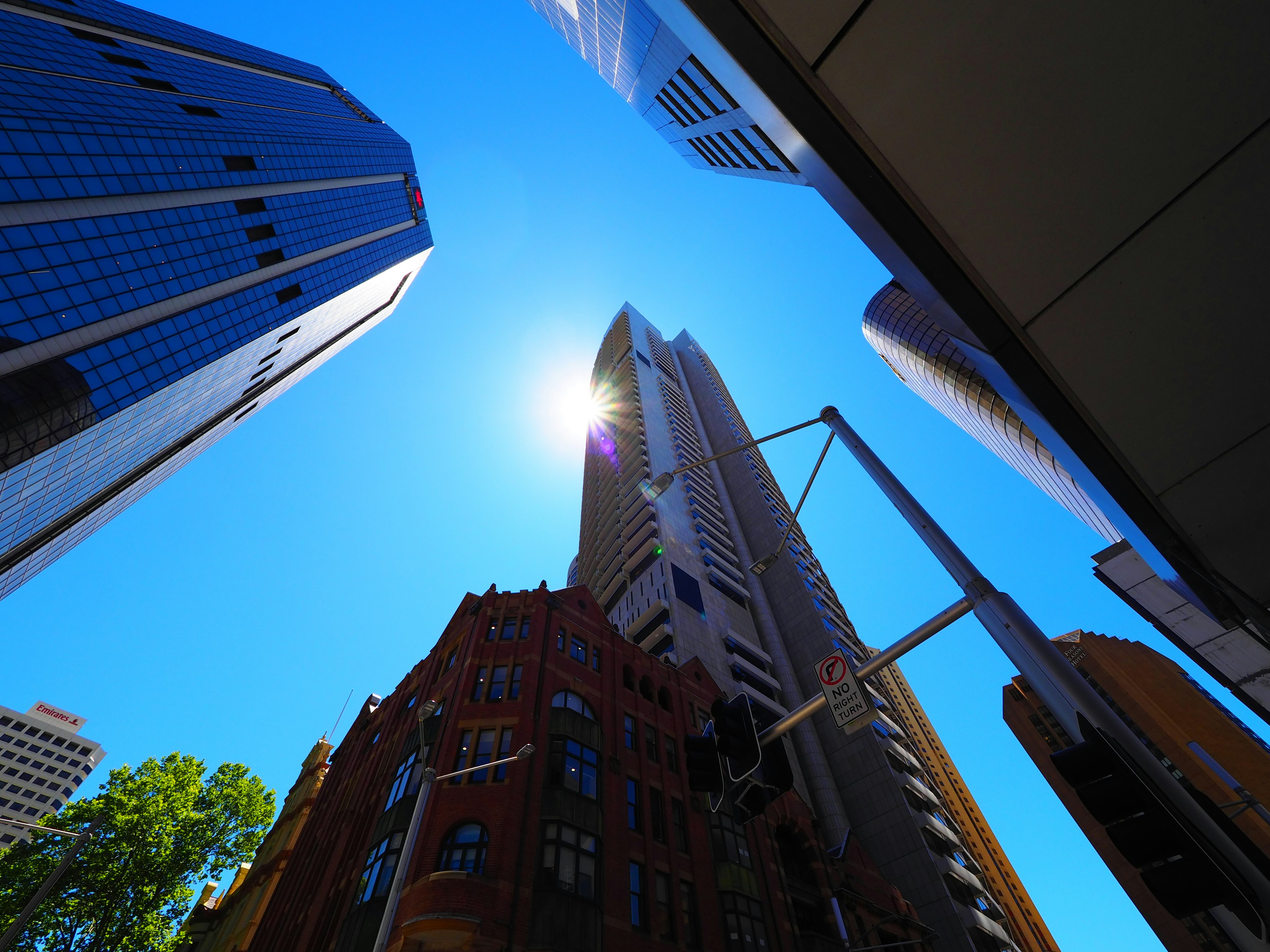 Paysage urbain avec des gratte-ciel sous un ciel bleu clair