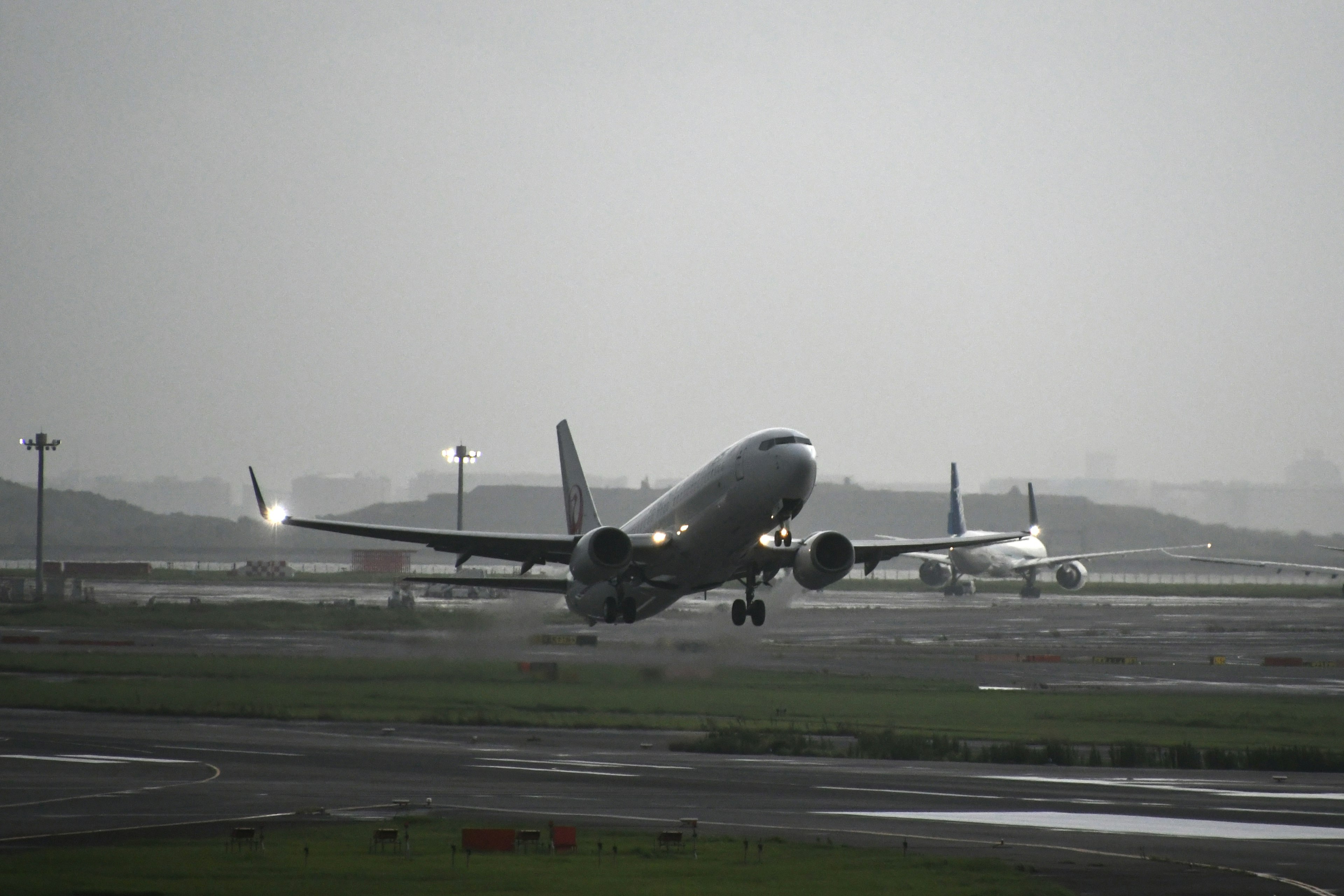 Flugzeug startet auf der Landebahn bei bewölktem Wetter