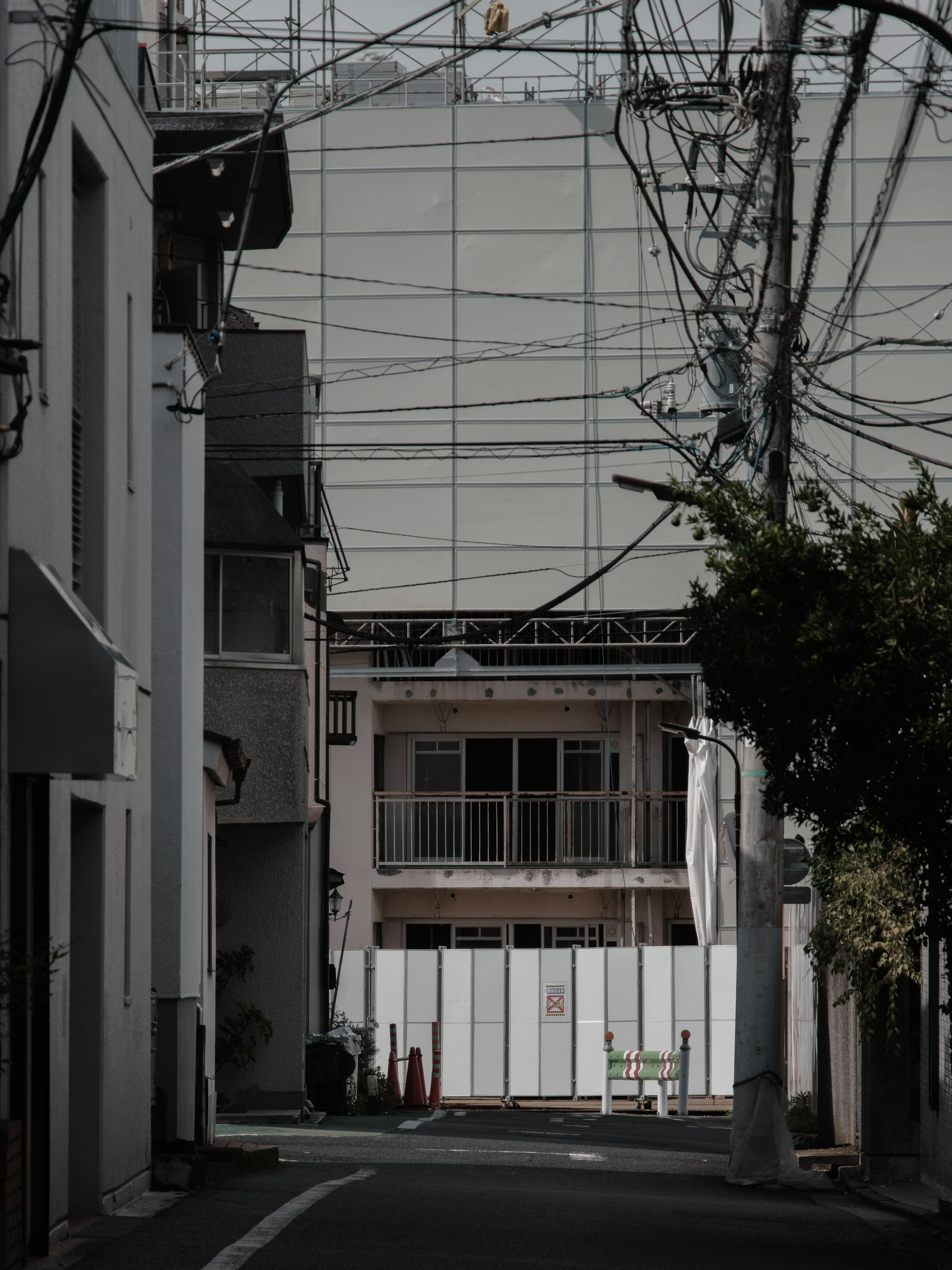 狭い路地にある建物と電線の風景