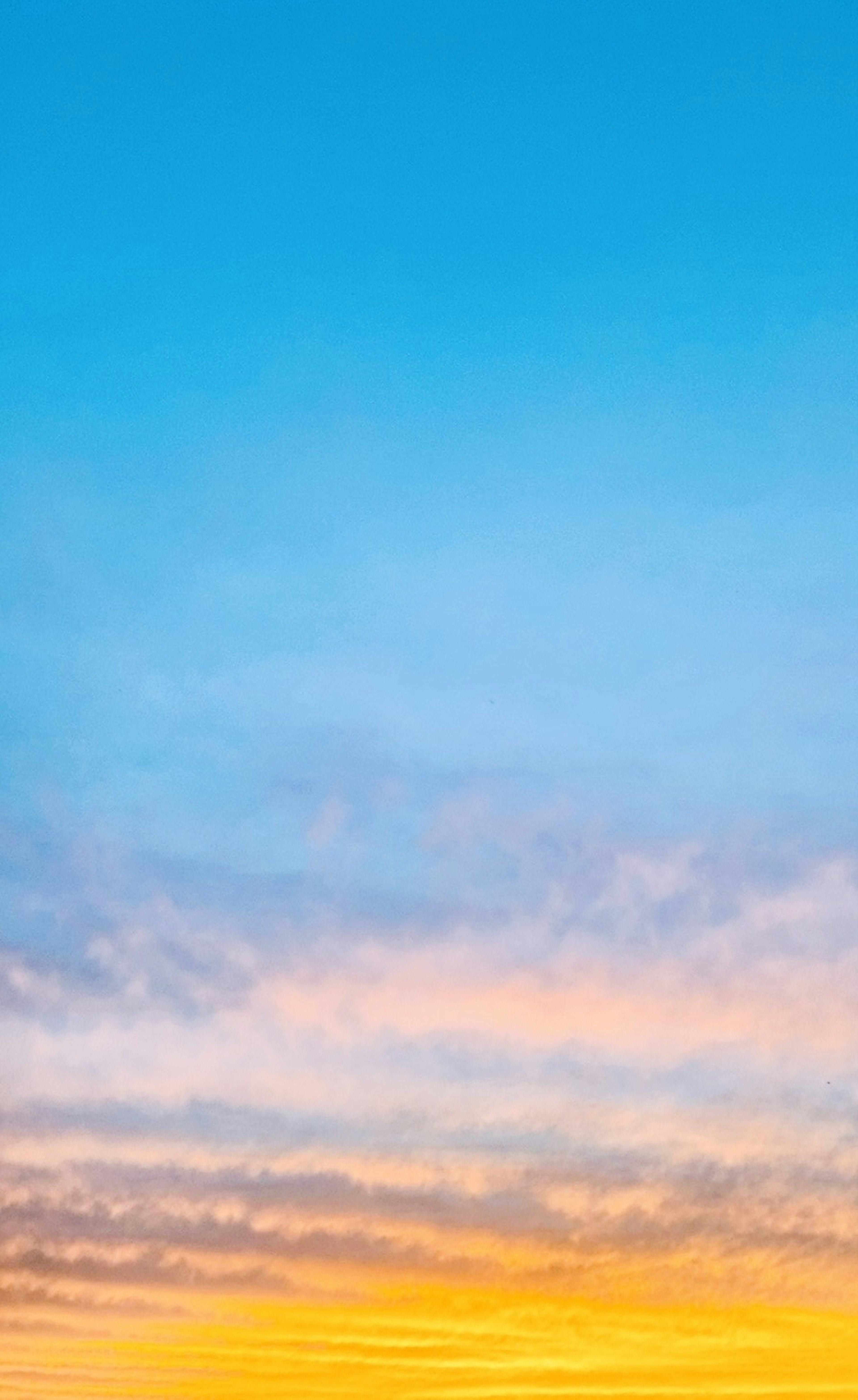 Un paysage magnifique avec un ciel bleu et un coucher de soleil orange