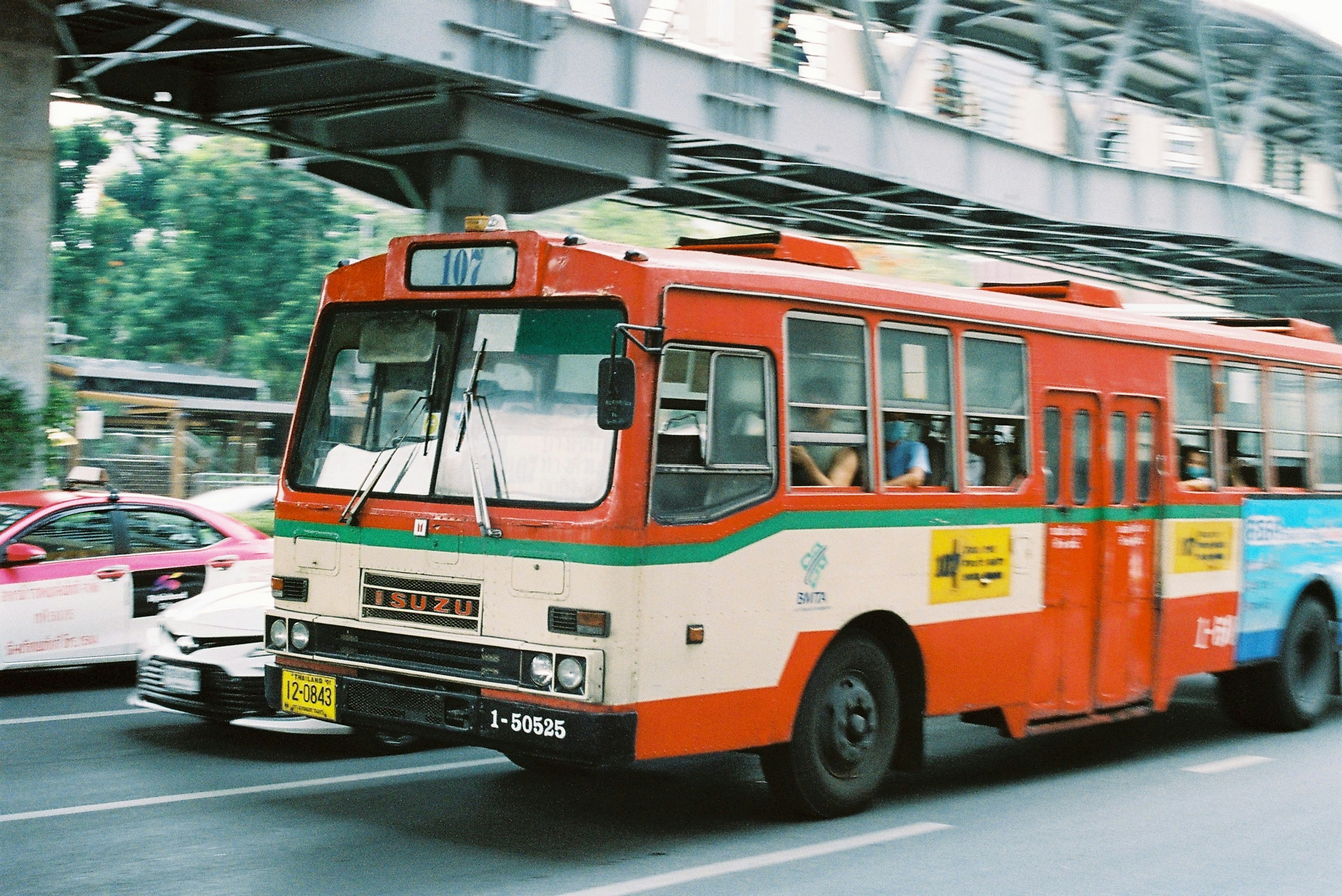 Roter und cremefarbener Bus fährt auf der Straße