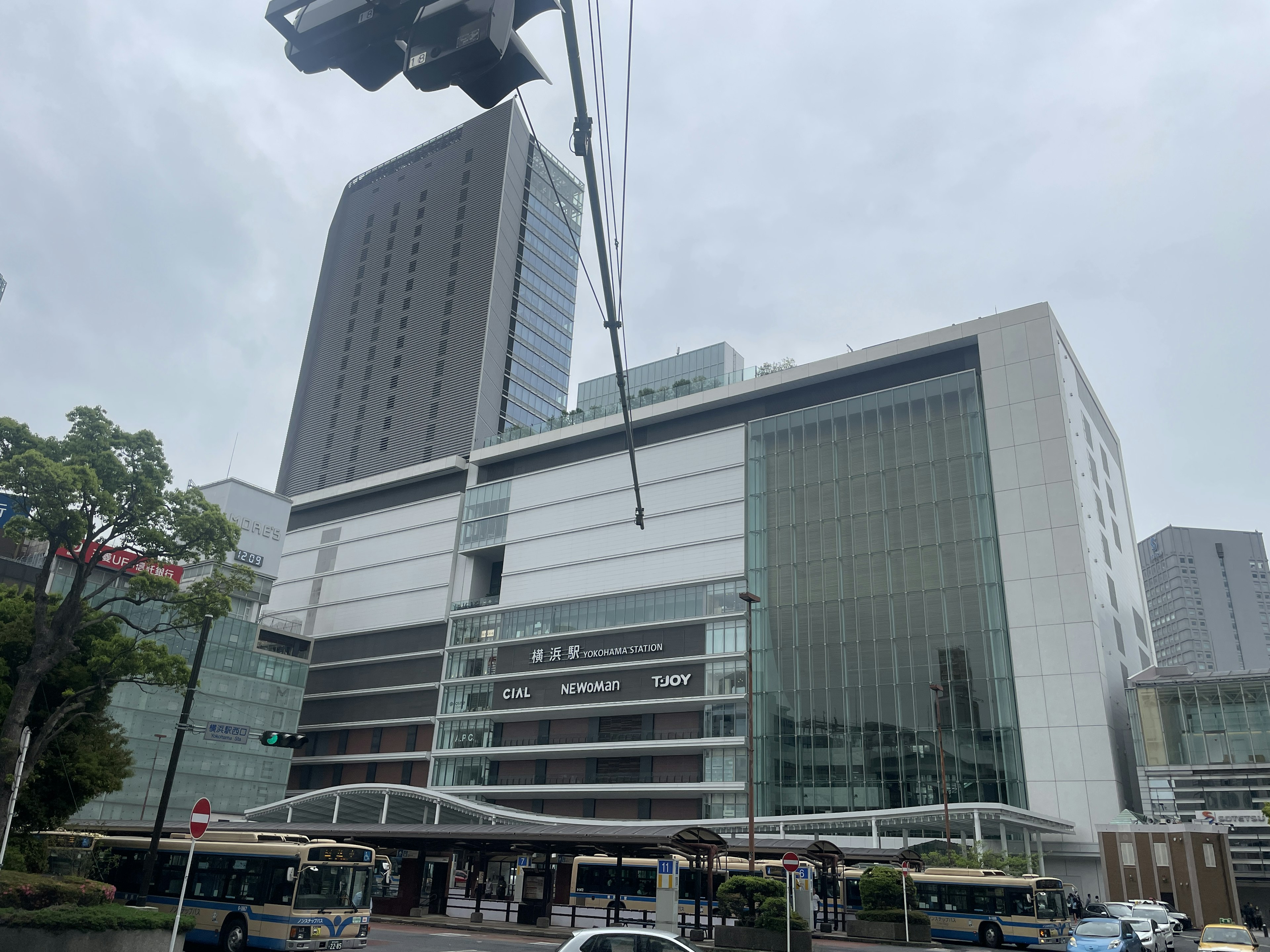 Edificio moderno con cielo nuvoloso