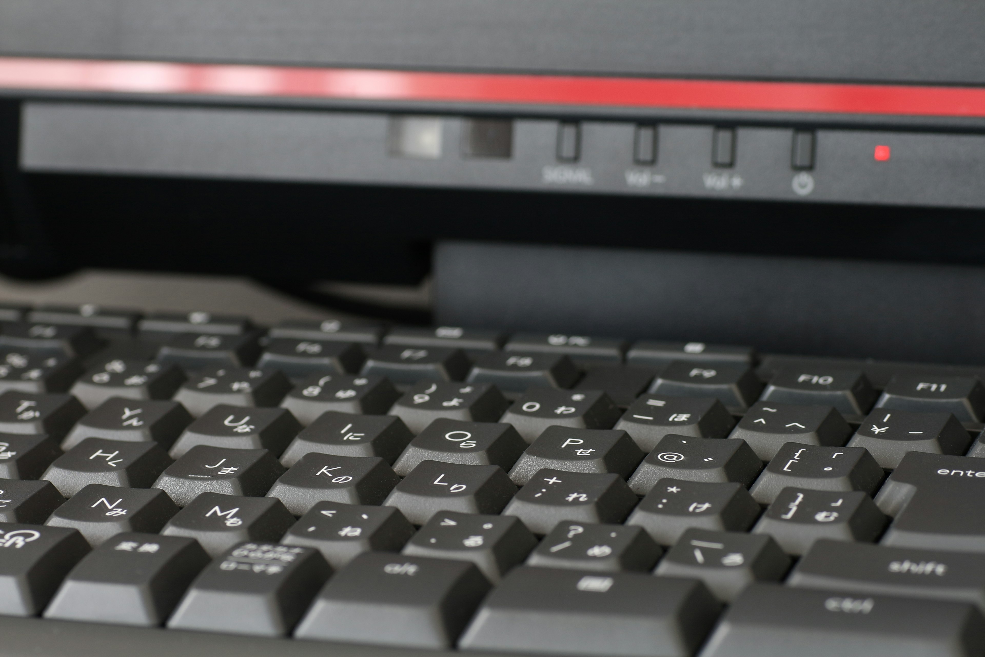 Schwarze Tastatur mit roter Linie und Steuerungstasten