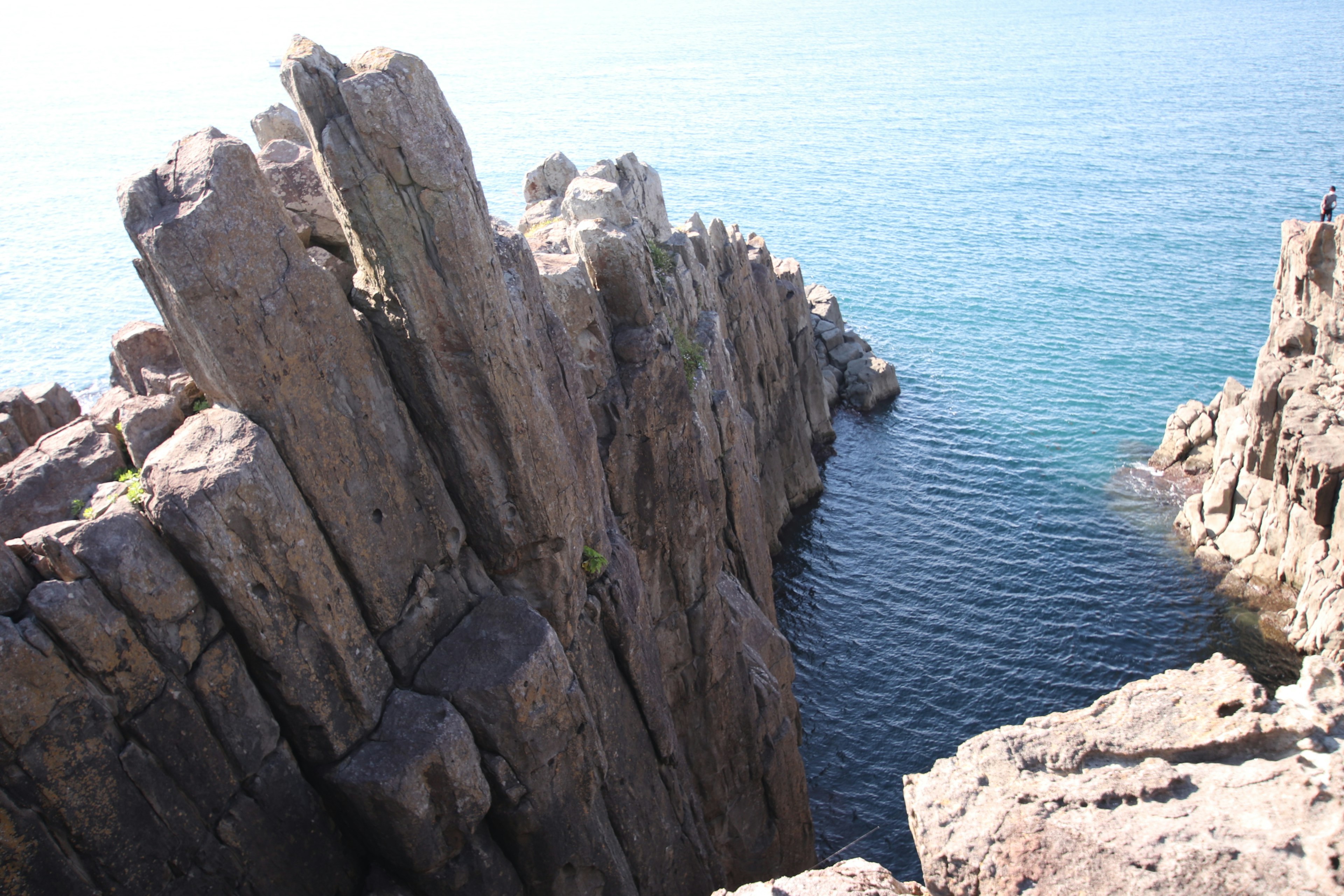 Vista escénica de altas rocas acantiladas frente al mar