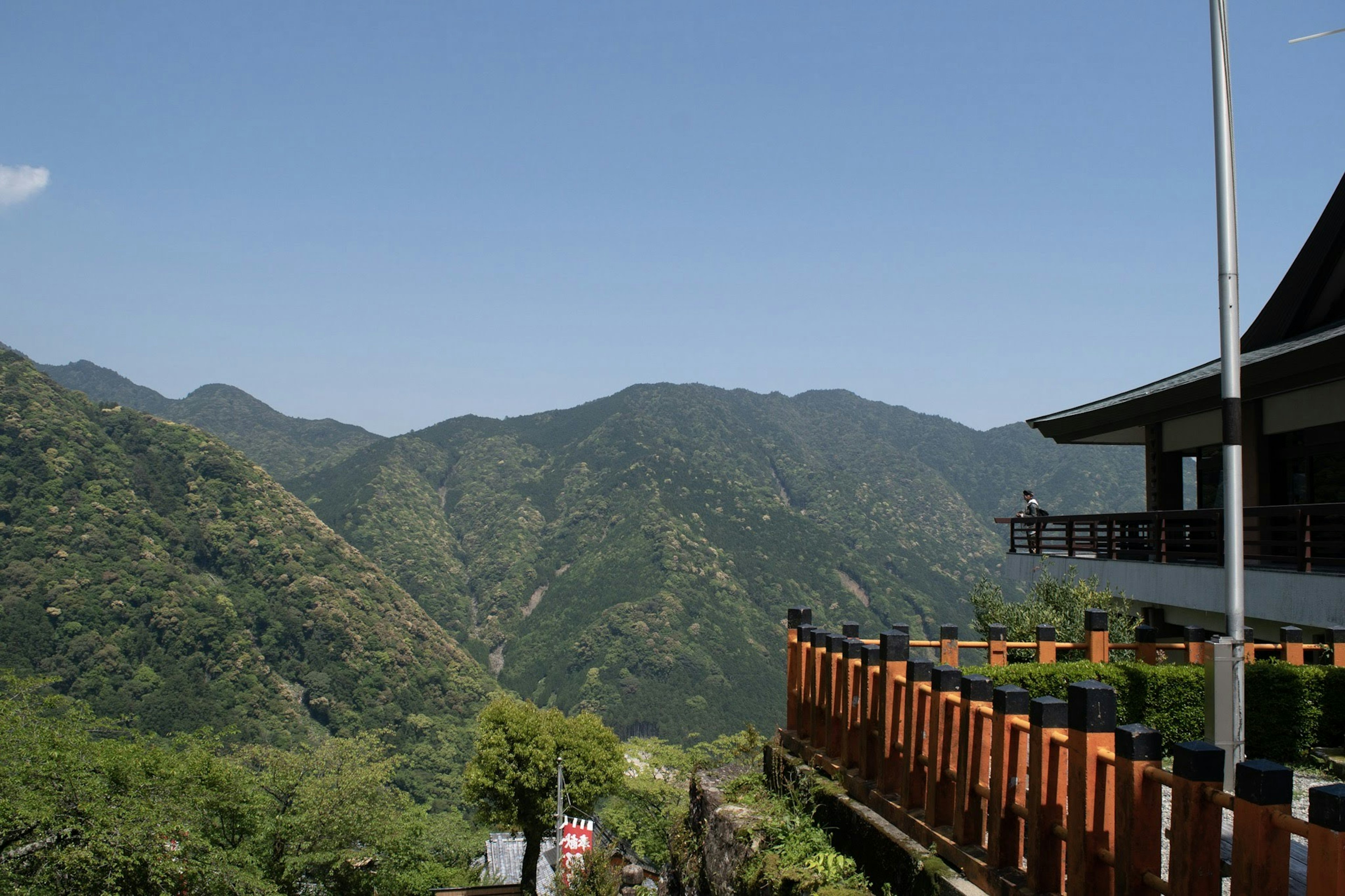 Vue panoramique de montagnes et ciel bleu avec un bâtiment en bois