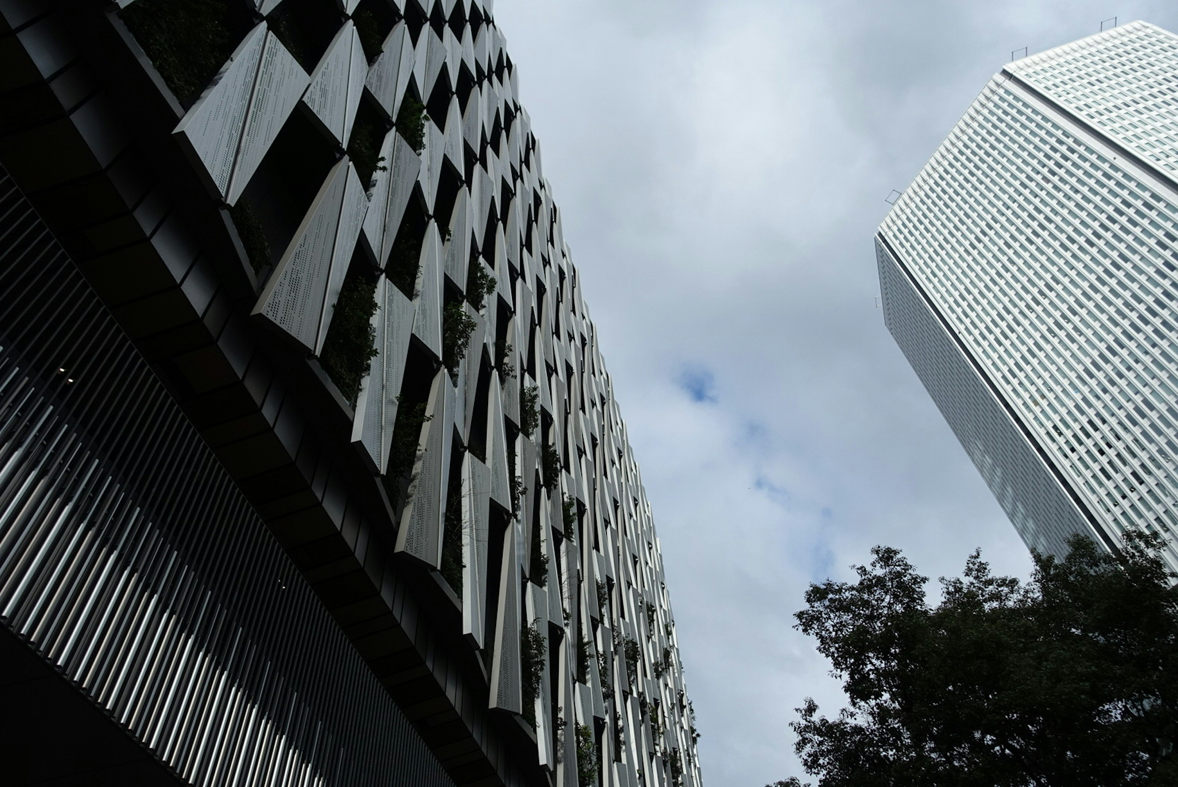 Bangunan arsitektur modern dengan langit mendung